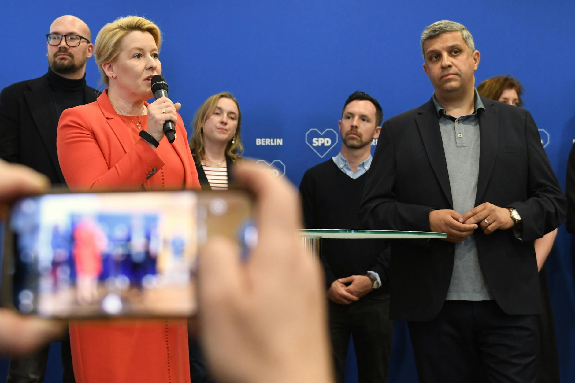 Franziska Giffey verkündet die Entscheidung der Mitglieder.