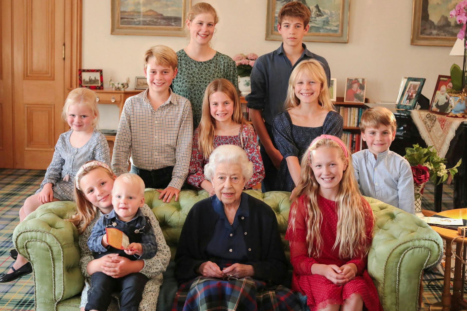 Queen Elisabeth mit ihren Enkel- und Ur-Enkelkindern.