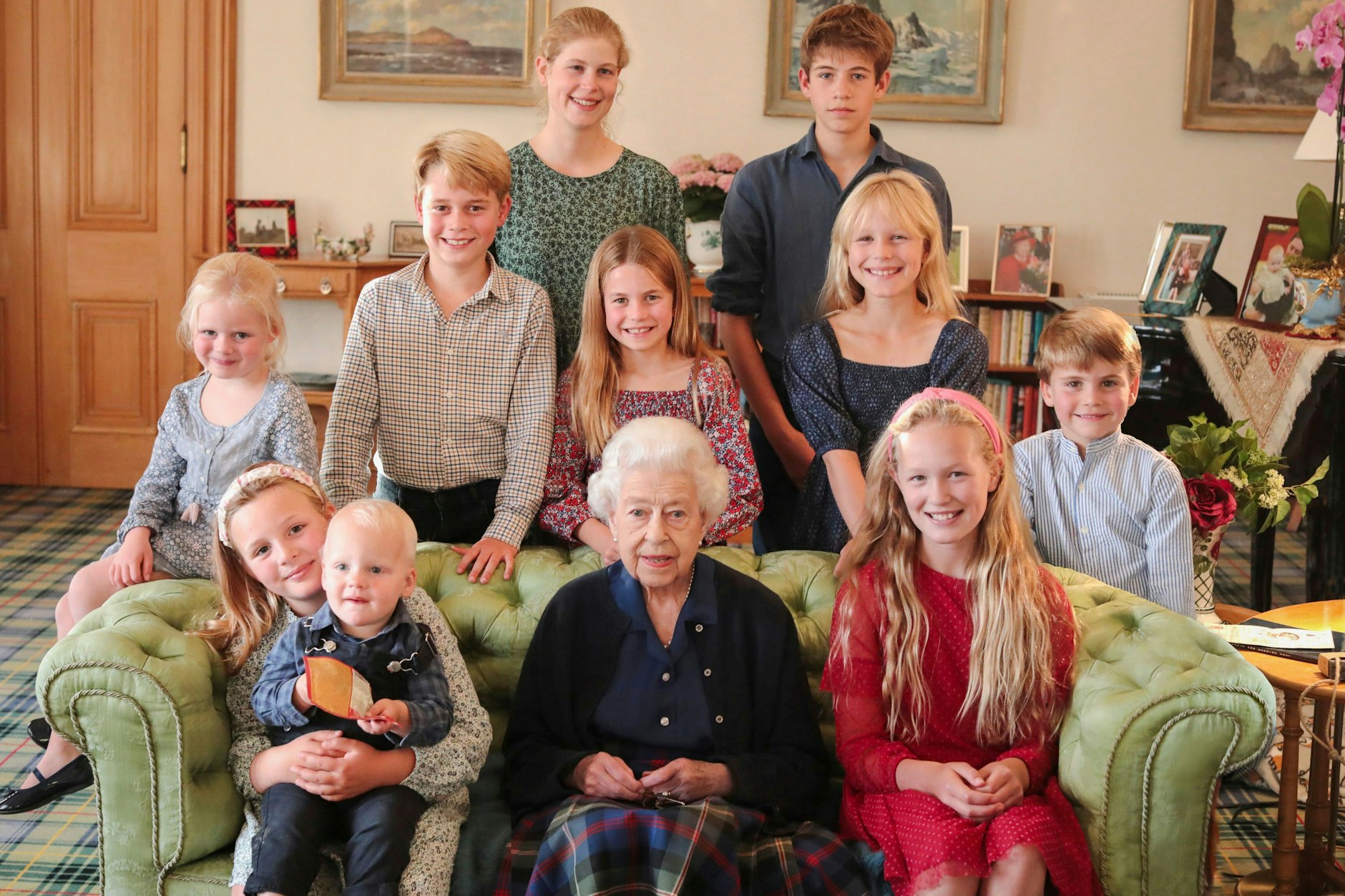 Queen Elisabeth mit ihren Enkel- und Ur-Enkelkindern.