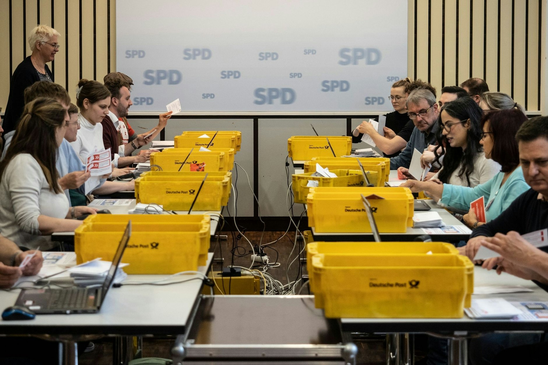 Mitglieder der SPD-Zählkommission zählen die abgegebenen Stimmen zur Mitgliederbefragung über den Koalitionsvertrag mit der CDU aus.