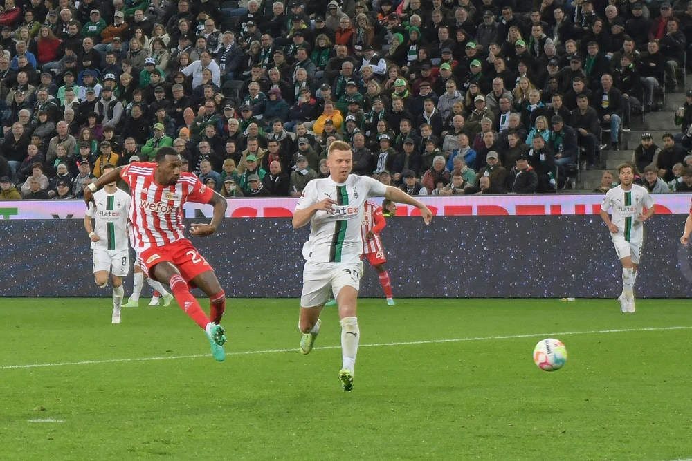 Becker erzielt mit einem Volleyschuss das 1:0 für Union.