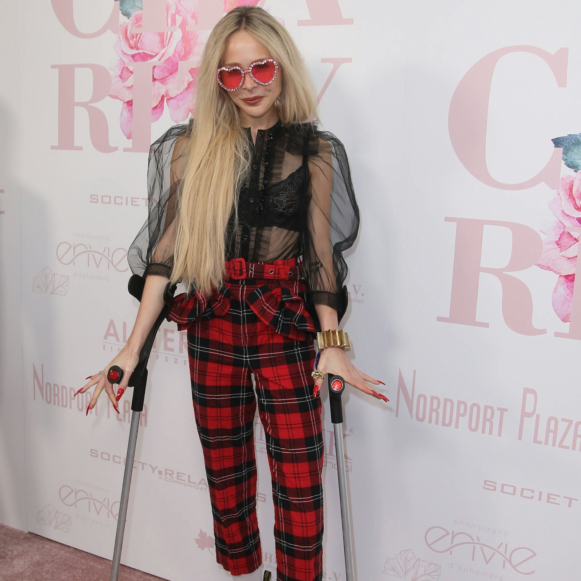 Theresia Fischer musste zu einem Event sogar mit Krücken kommen.