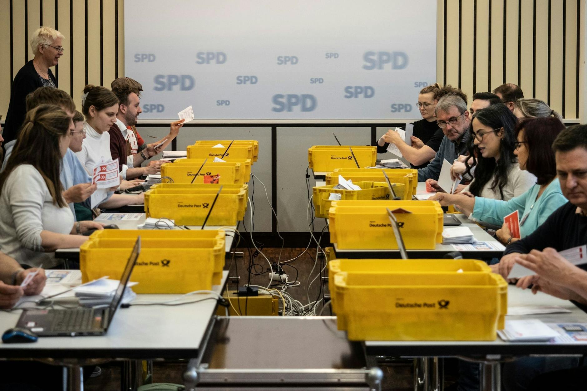 Mitglieder der SPD-Zählkommission zählen die abgegebenen Stimmen zur Mitgliederbefragung über den Koalitionsvertrag mit der CDU aus. Paul Zinken/dpa