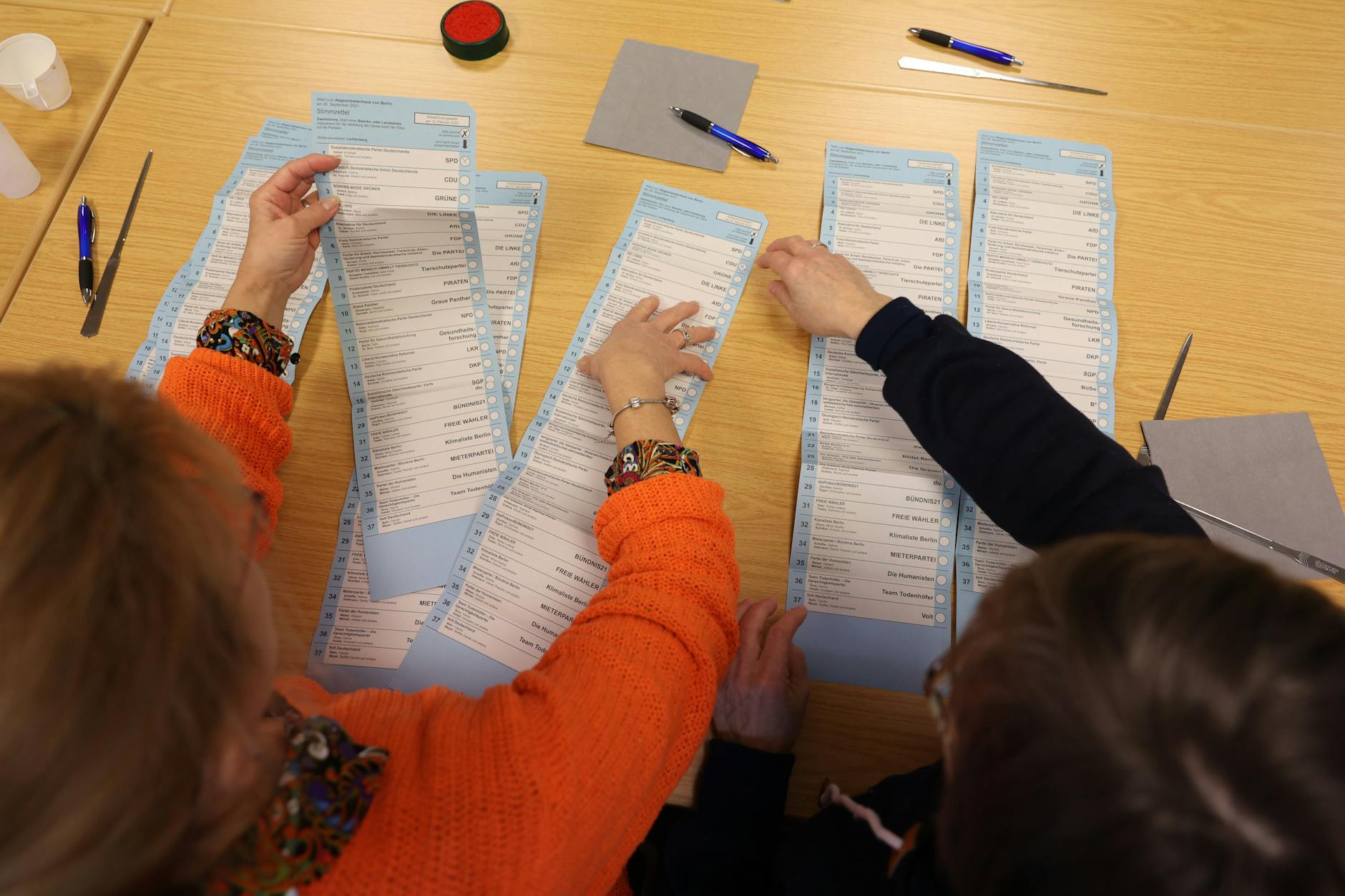 Nach der Wiederholungswahl zum Berliner Abgeordnetenhaus werden bei einer öffentlichen Auszählung Wahlbriefe im Bezirk Lichtenberg nachgezählt, die vergessen wurden.