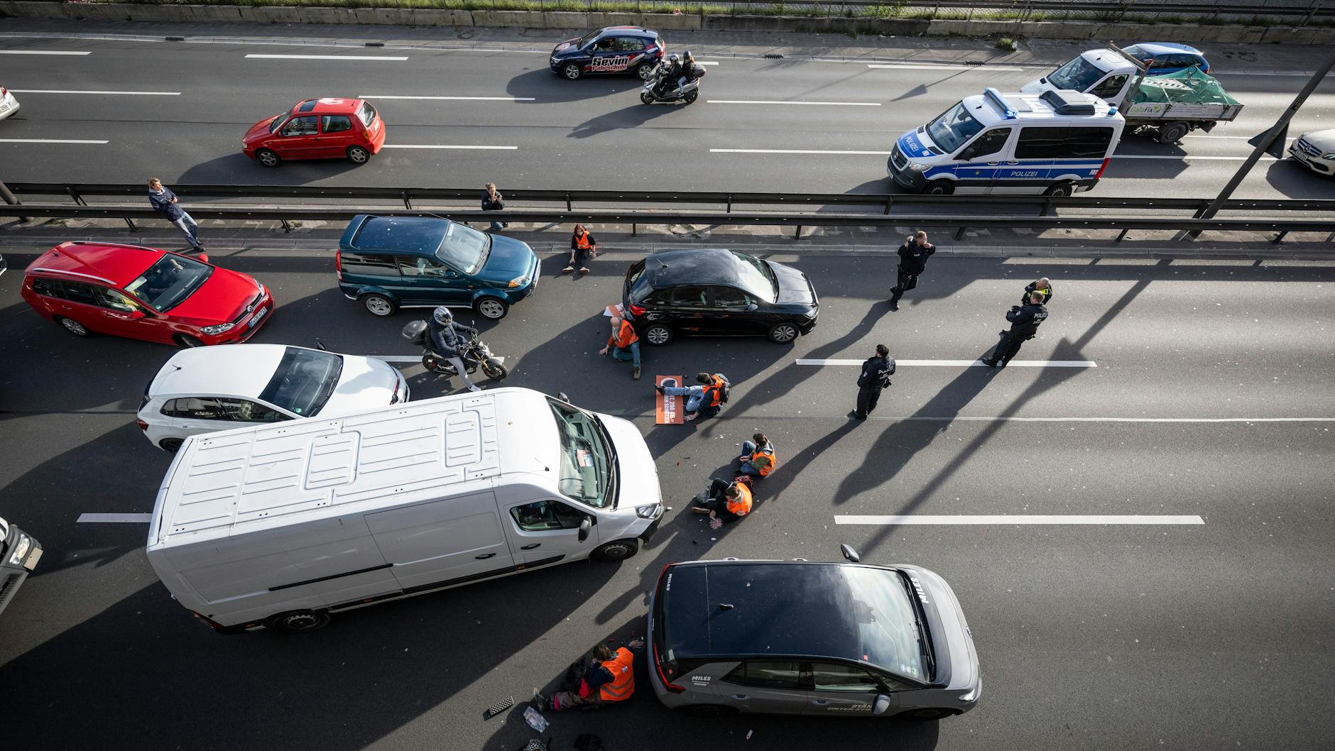 Mit Leihwagen hatten die Klima-Kleber den Verkehr auf der A100 ausgebremst. Sie stiegen aus ihren Fahrzeugen, die dann die Fahrbahnen blockierten und setzten sich auf den Asphalt.