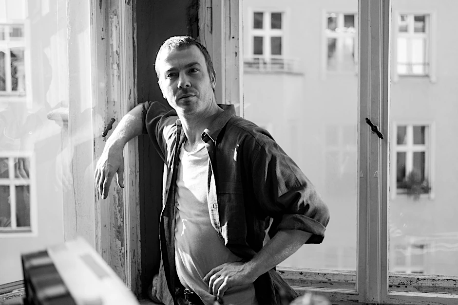 Albrecht Schuch als Thomas Brasch in einer Szene des Films „Lieber Thomas“