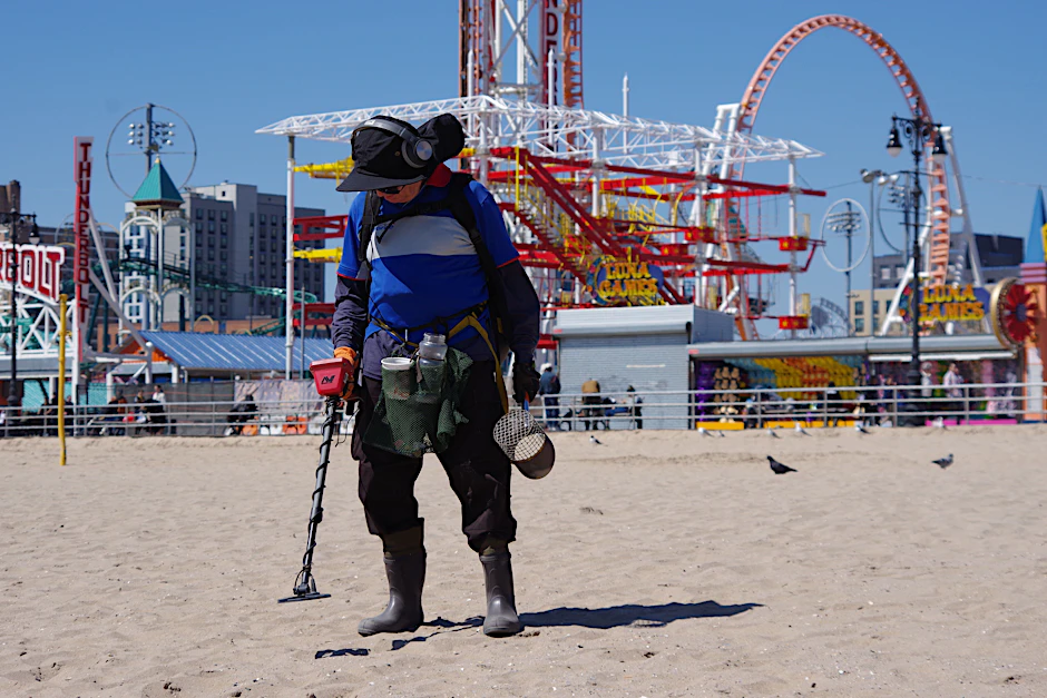 Schatzsuche: Ausgestattet mit einem Metalldetektor, Gummistiefeln, einem Sieb und zwei Plastikbehältern ist George Pessard am Strand von Coney Island unterwegs.