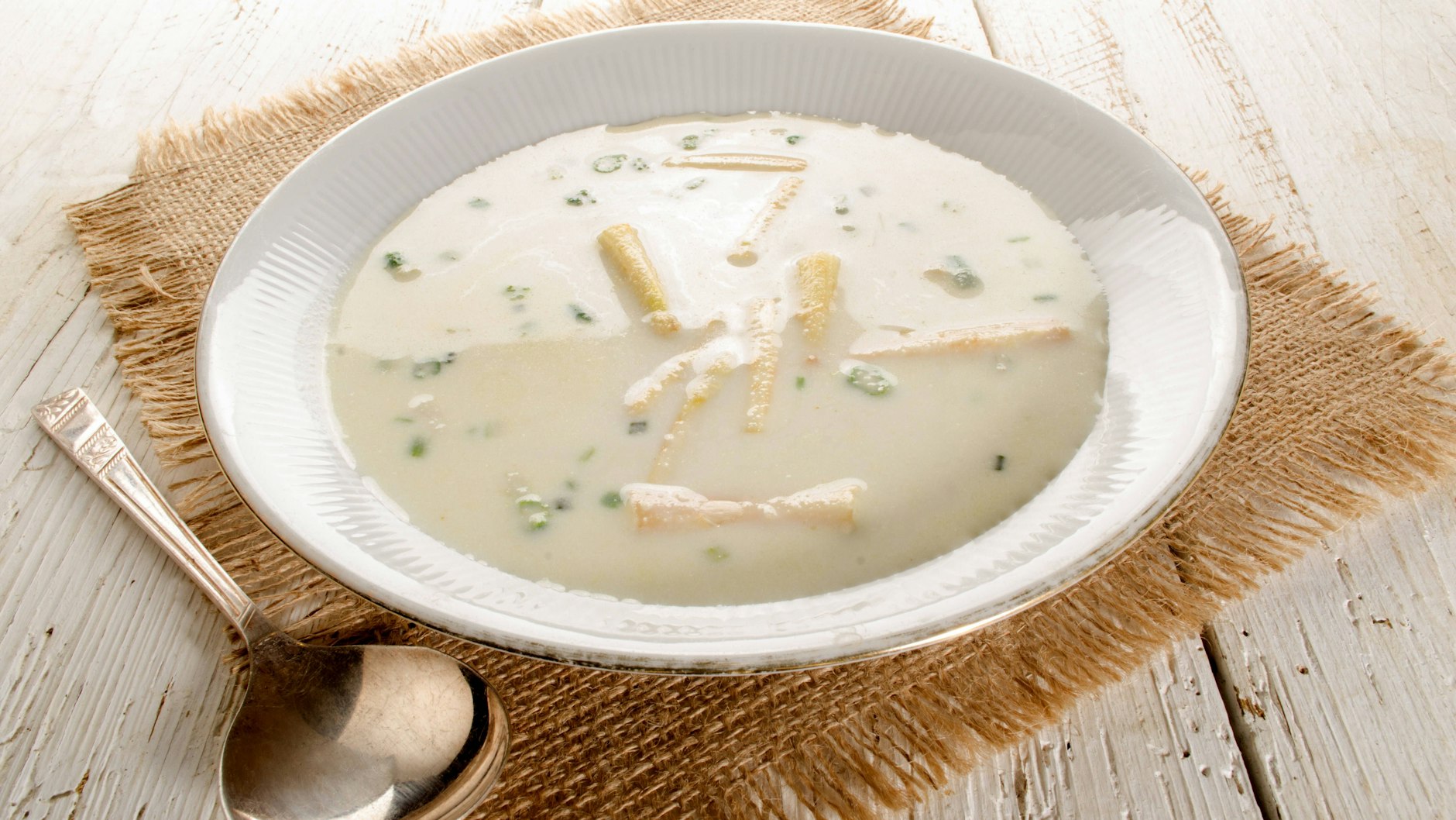 Beim Verfeinern der Spargelsuppe können verschiedene Kräuter eingesetzt werden – dieses Rezept setzt auf frische Petersilie.