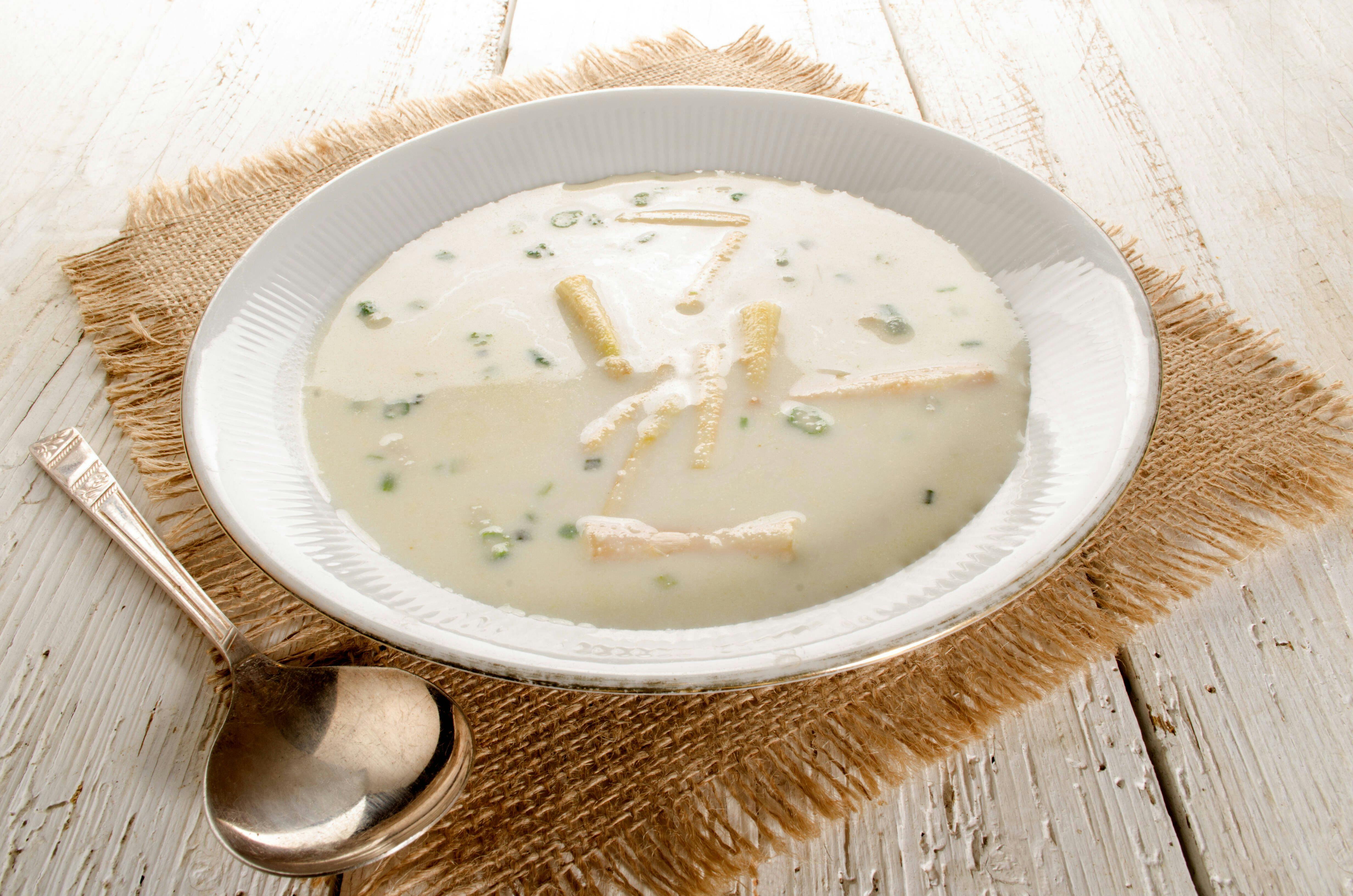 Geniales Rezept für Spargel: Cremige Spargelsuppe schnell und einfach