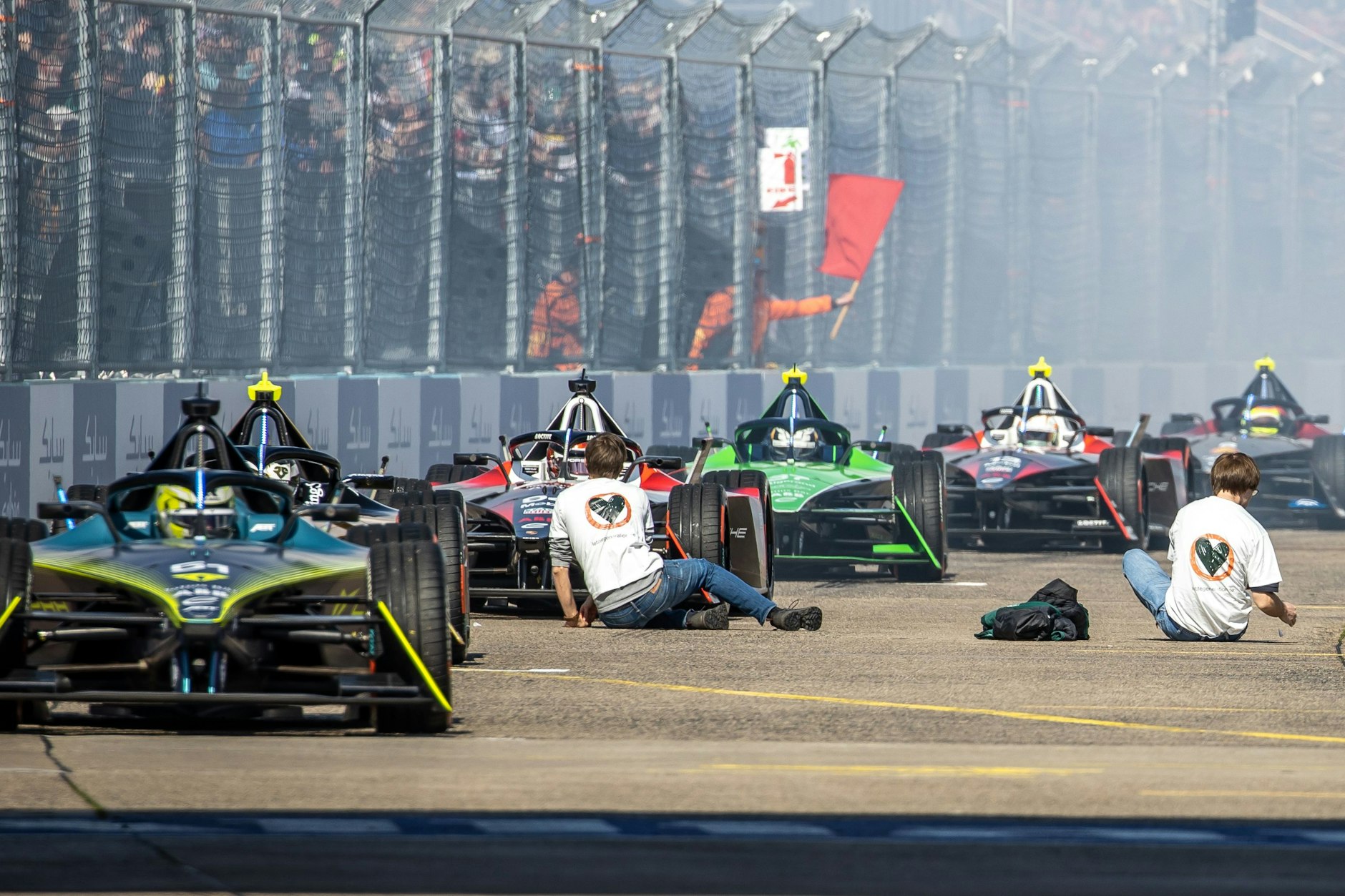 Der Berliner E-Prix am Tempelhofer Feld wurde am Wochenende durch die Letzte Generation gestört. Immerhin hatten die Klebenden verstanden, dass ein einheitlicher Look die größere Symbolkraft hat; sie erschienen in selbstgemachten T-Shirts.
