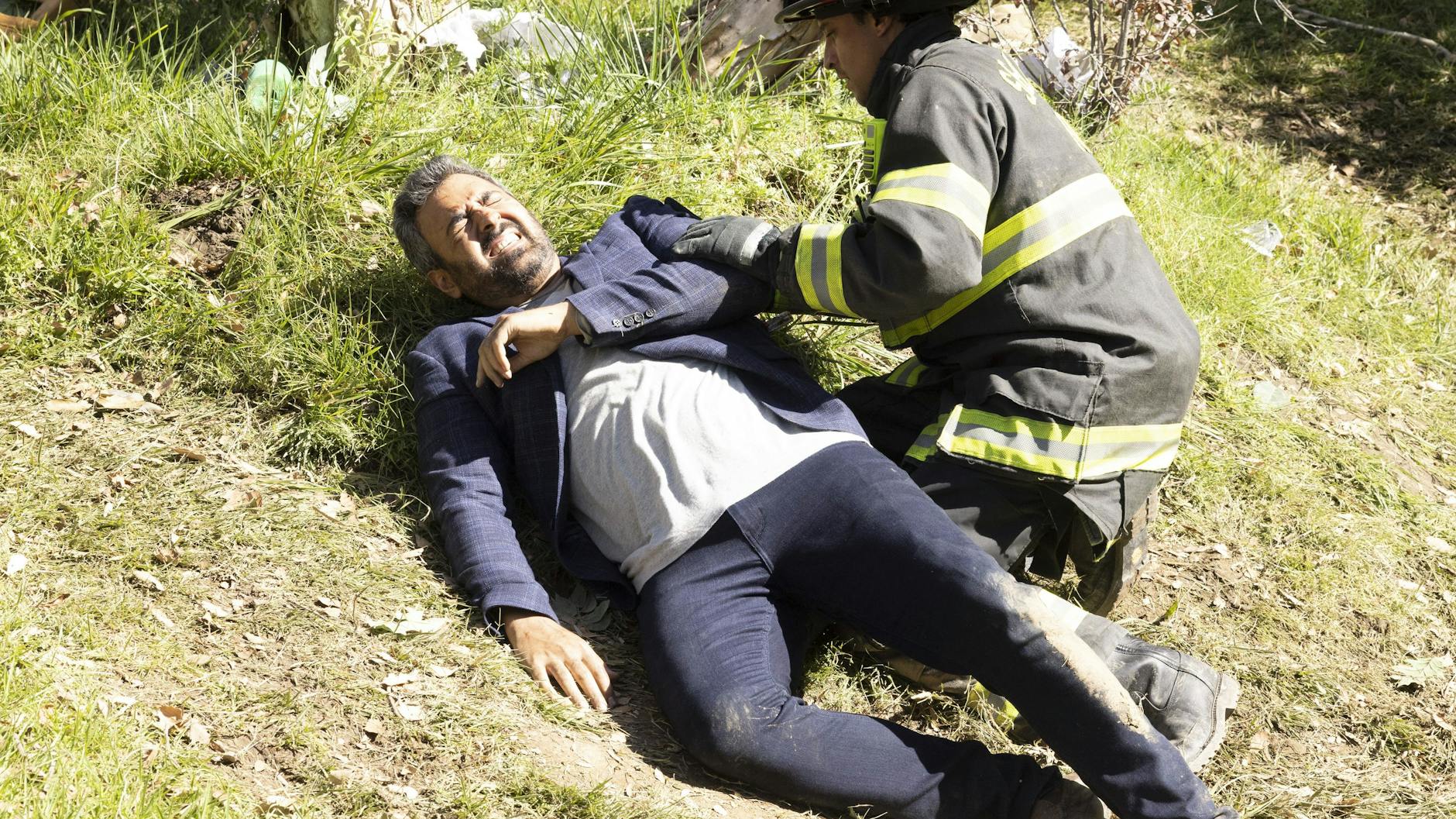 Eduardo (Antonio Leon, l.) und Feuerwehrmann Theo Ruiz (Carlos Miranda, r.) in der neuesten Folge von Seattle Firefighters.