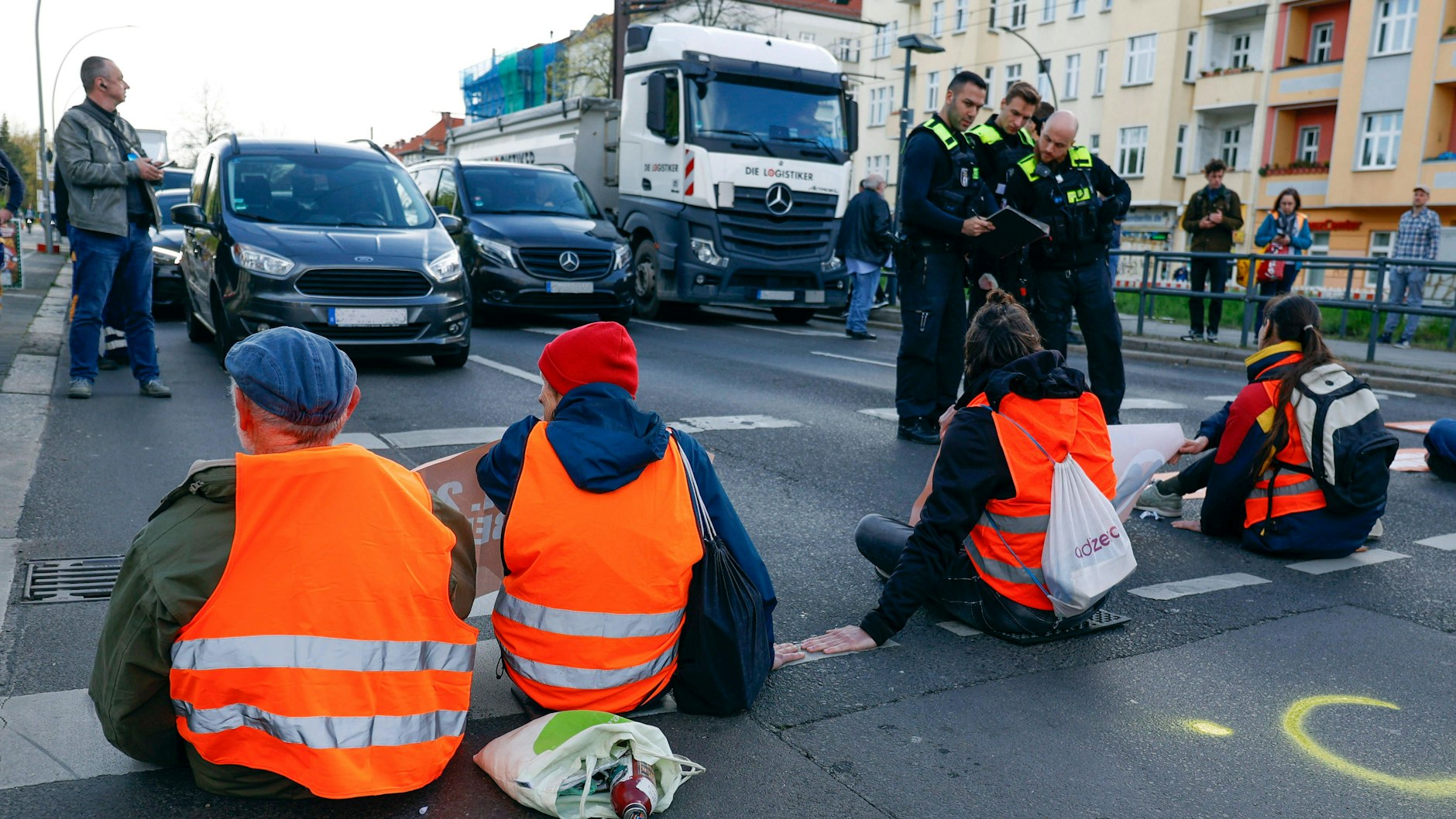 Aktivisten der Letzen Generation blockieren die Danziger Straße, Ecke Greifswalder Straße.