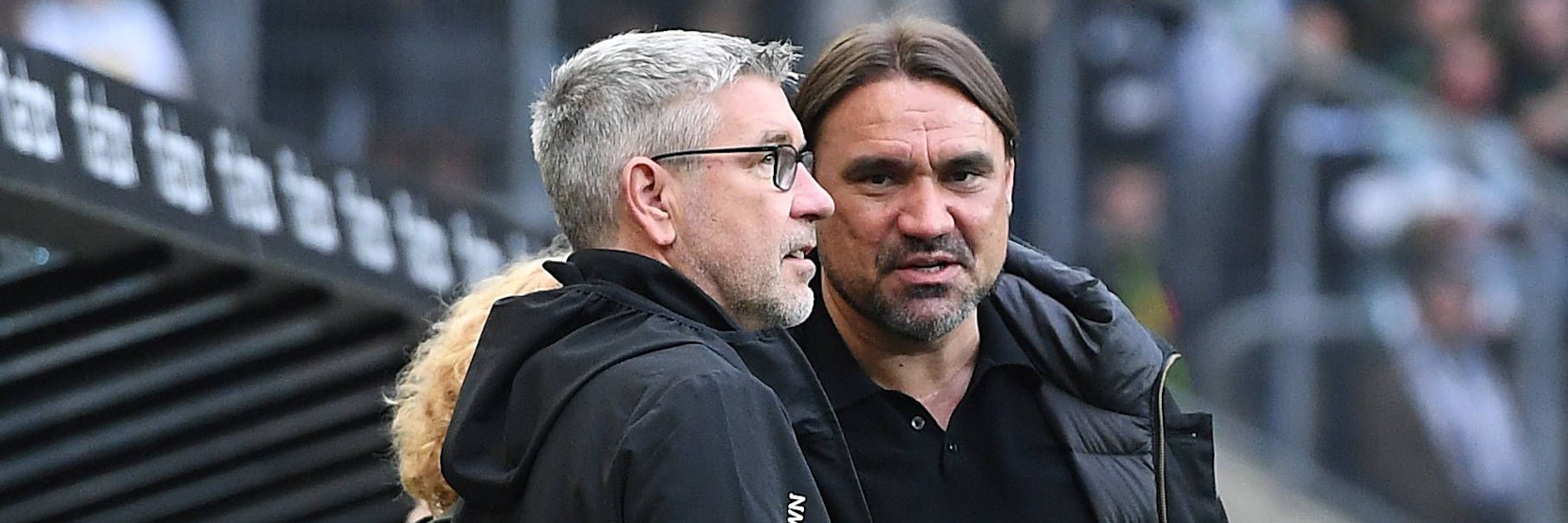 Urs Fischer vom 1. FC Union im Gespräch mit Mönchengladbachs Trainer Daniel Farke (r.).