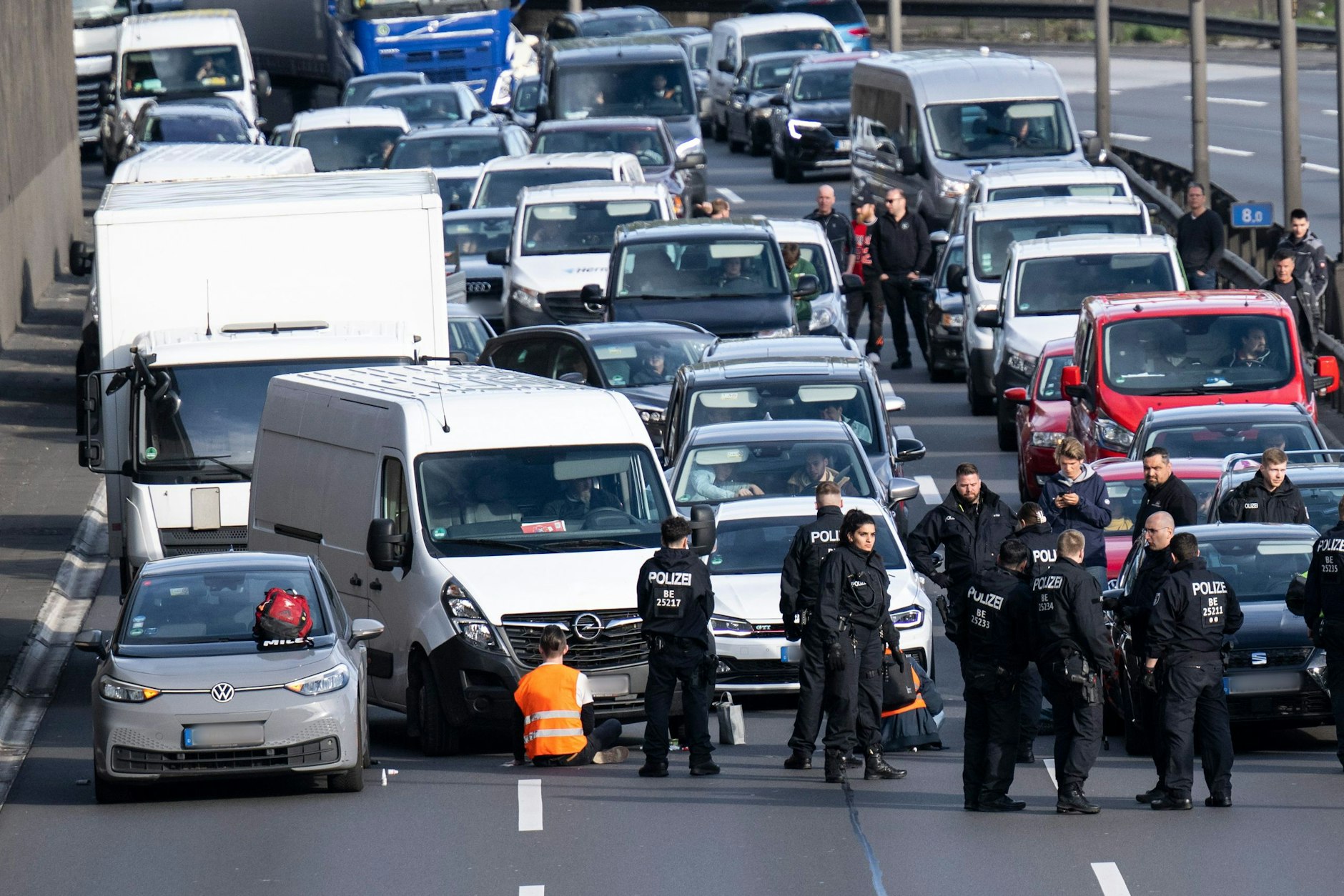In diesem Stau steckte am Montagvormittag ein Rettungswagen der Berliner Feuerwehr.