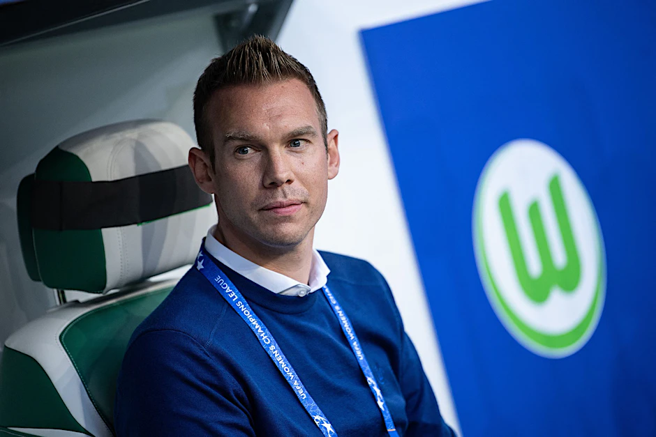 ARCHIV - Wolfsburgs Trainer Tommy Stroot gibt sich gelassen.  