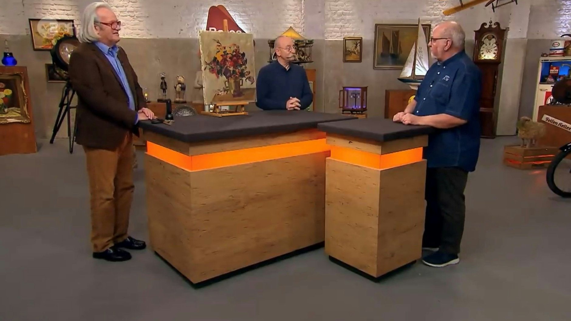 „Bares für Rares“-Experte Albert Maier erklärt das Gemälde und Künstler Eduard Bäumer.