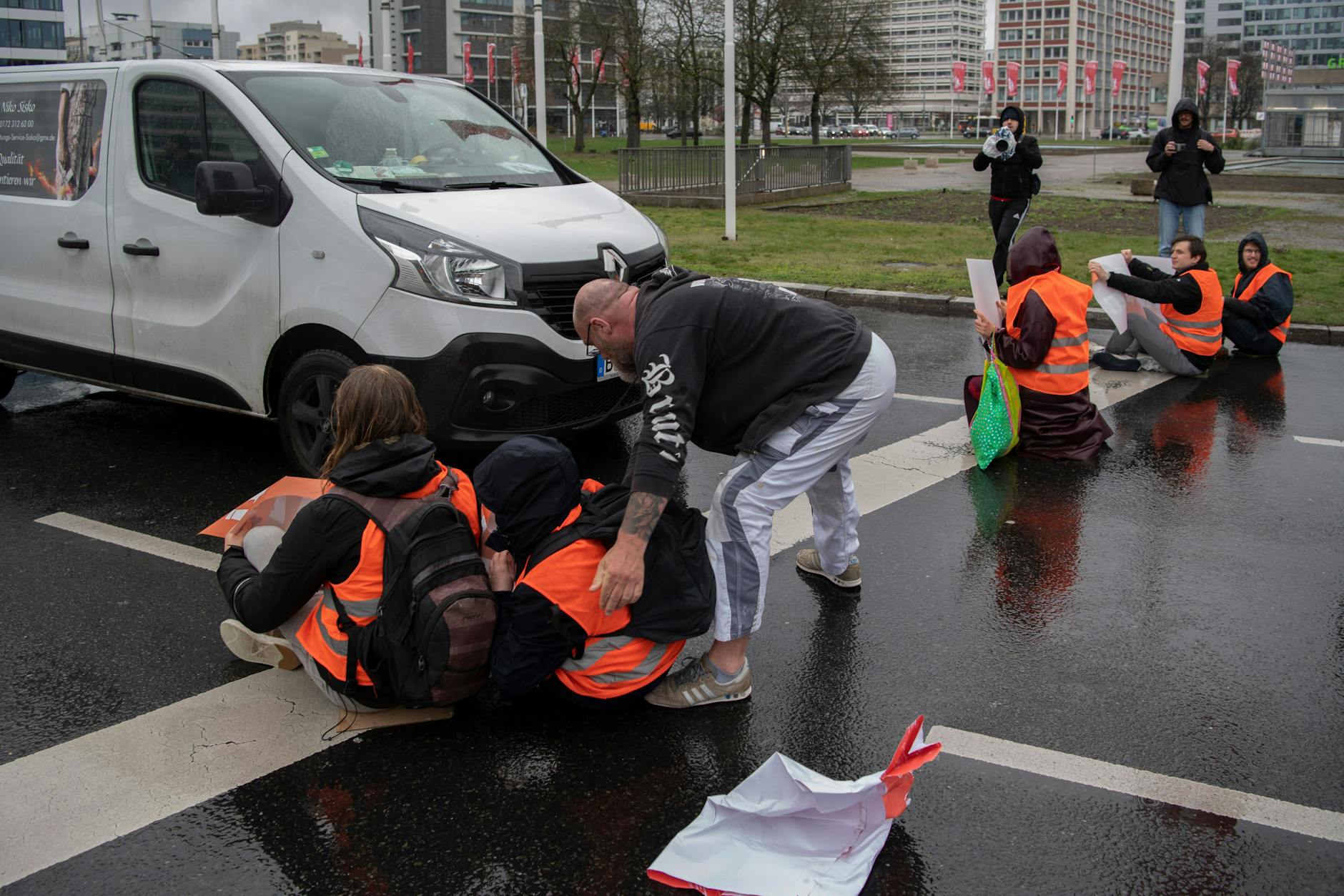 Polizei warnt Autofahrer, Gewalt gegen Demonstranten anzuwenden.