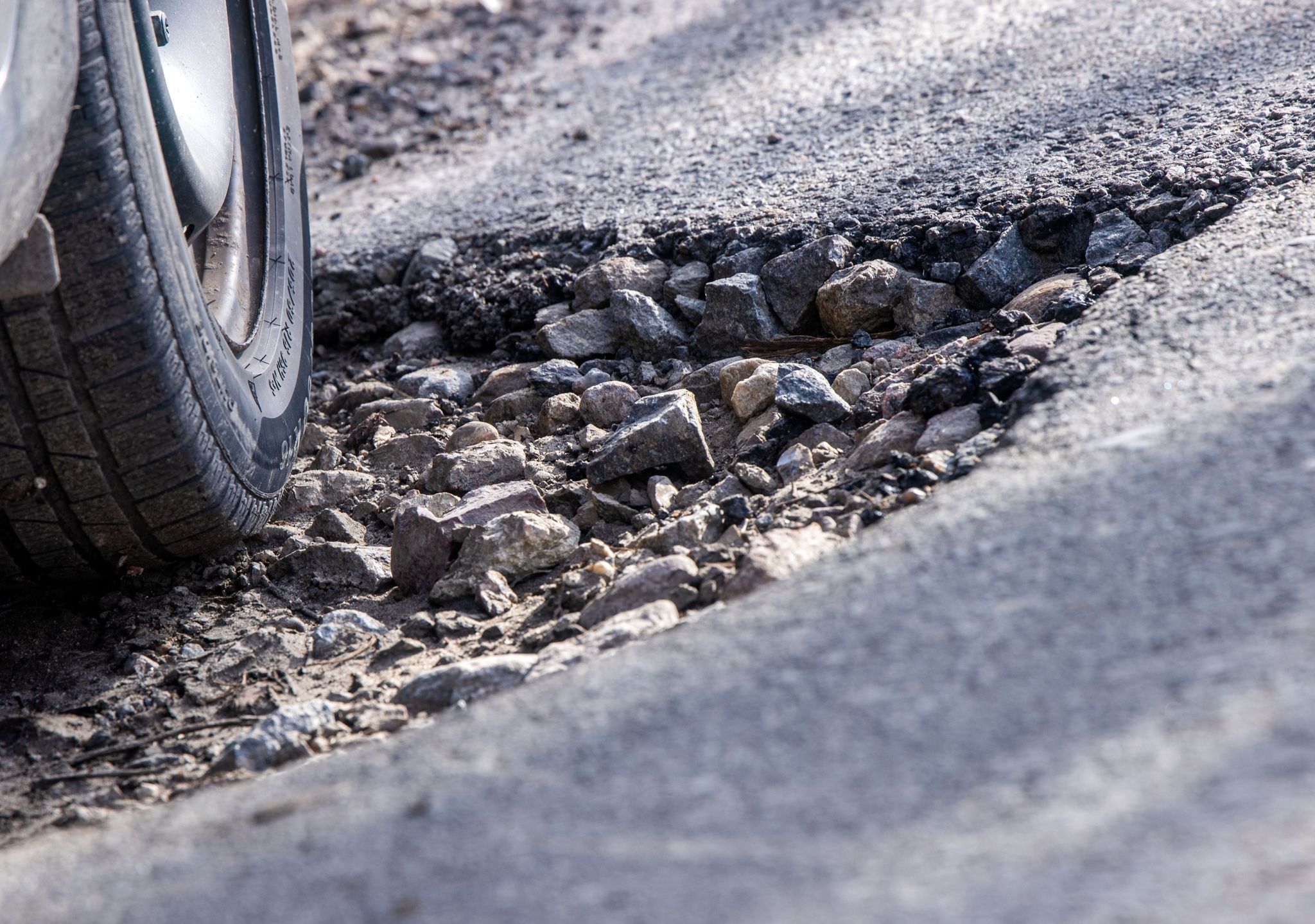 Unfall durch ein Schlagloch: Wer haftet für die Schäden?