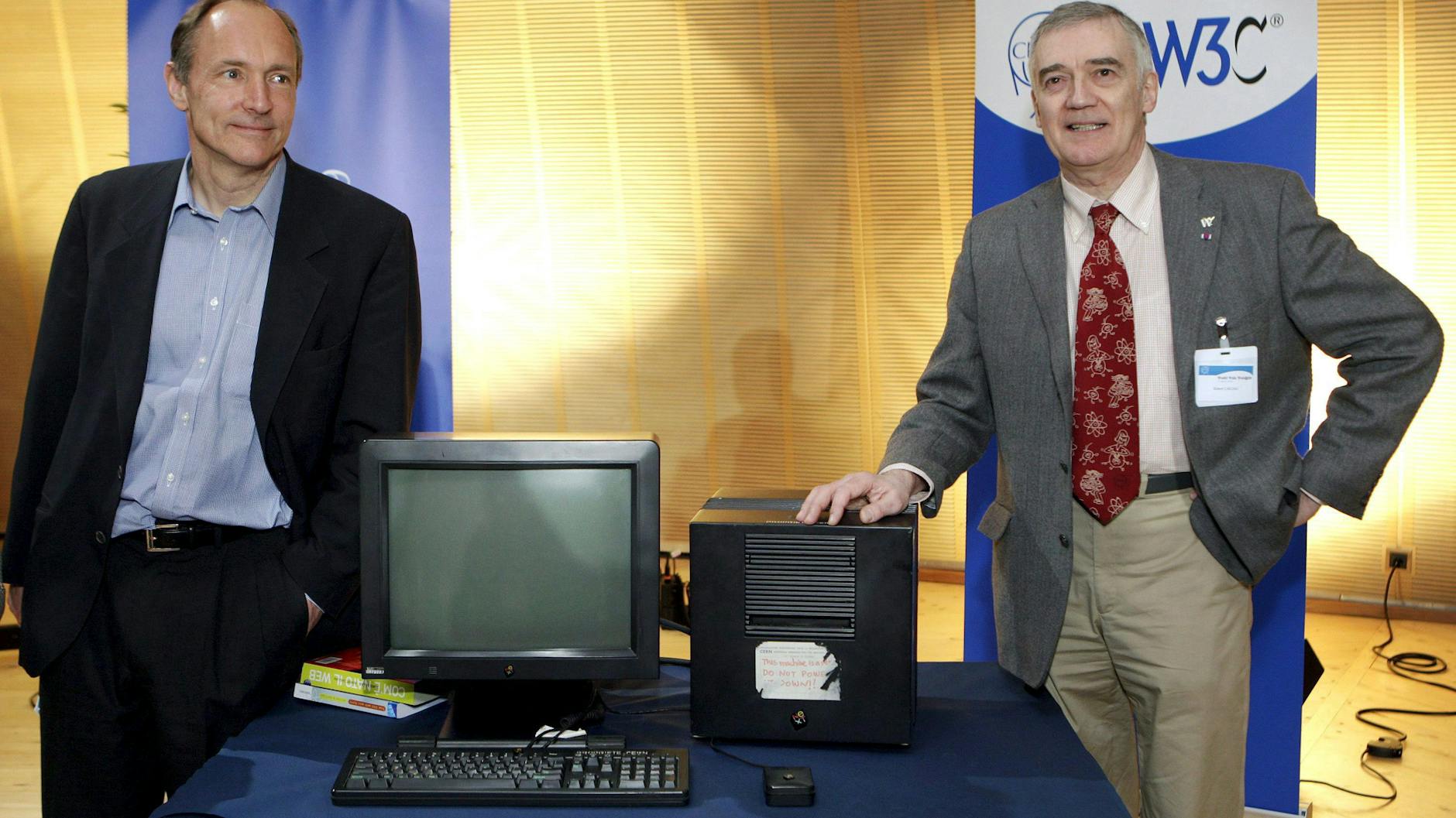 Tim Berners-Lee (l) und Robert Cailliau, Erfinder des World Wide Web, posieren neben dem ersten Webserver, der auf diesem NeXT-Computer lief.