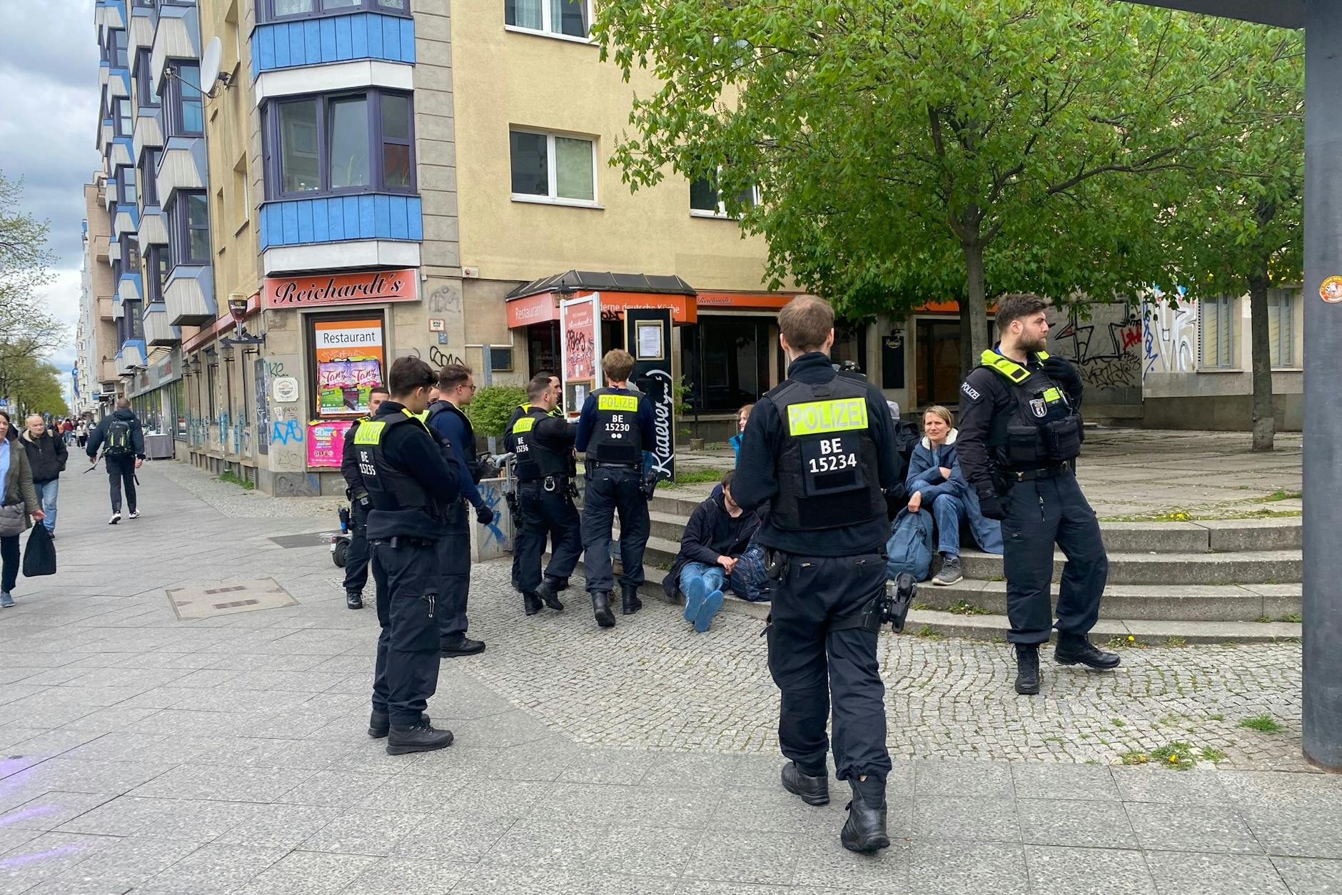 Viele Polizisten kommen auf wenige Aktivisten: Die Polizei ist mit vielen Beamten im Einsatz. 