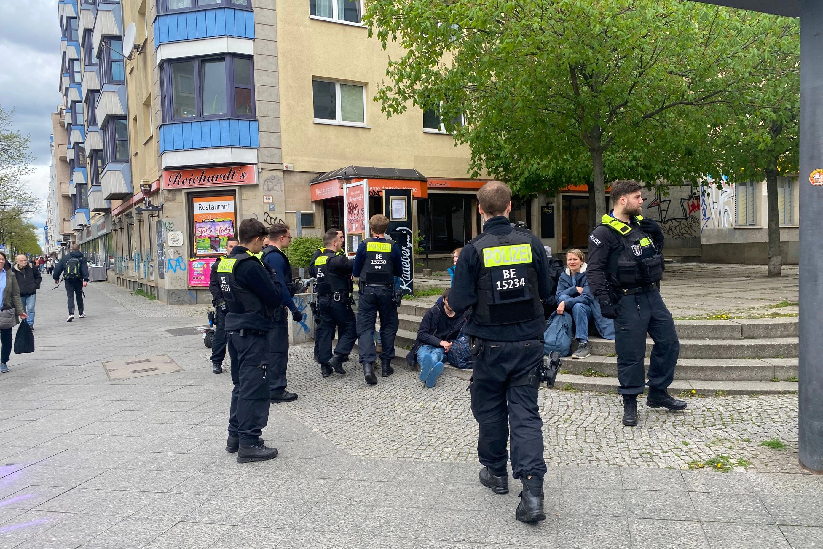 Viele Polizisten kommen auf wenige Aktivisten: Die Polizei ist mit vielen Beamten im Einsatz.&nbsp;