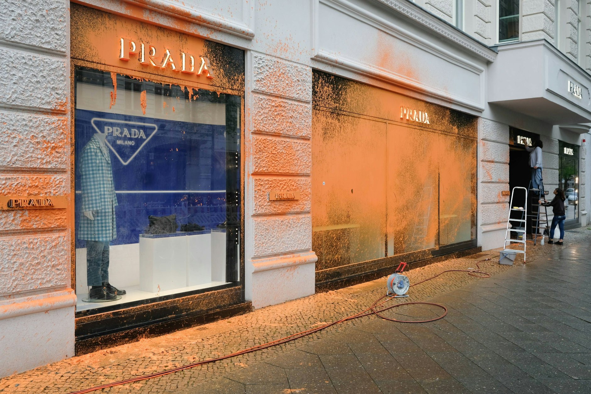 In der Tür geirrt: Auch die Berliner Prada-Boutique am Kudamm hatten Aktivisten der Letzten Generation am Wochenende mit Farbe besprüht. Scheinbar wusste keiner von den weitreichenden Umweltaktivitäten der Marke.
