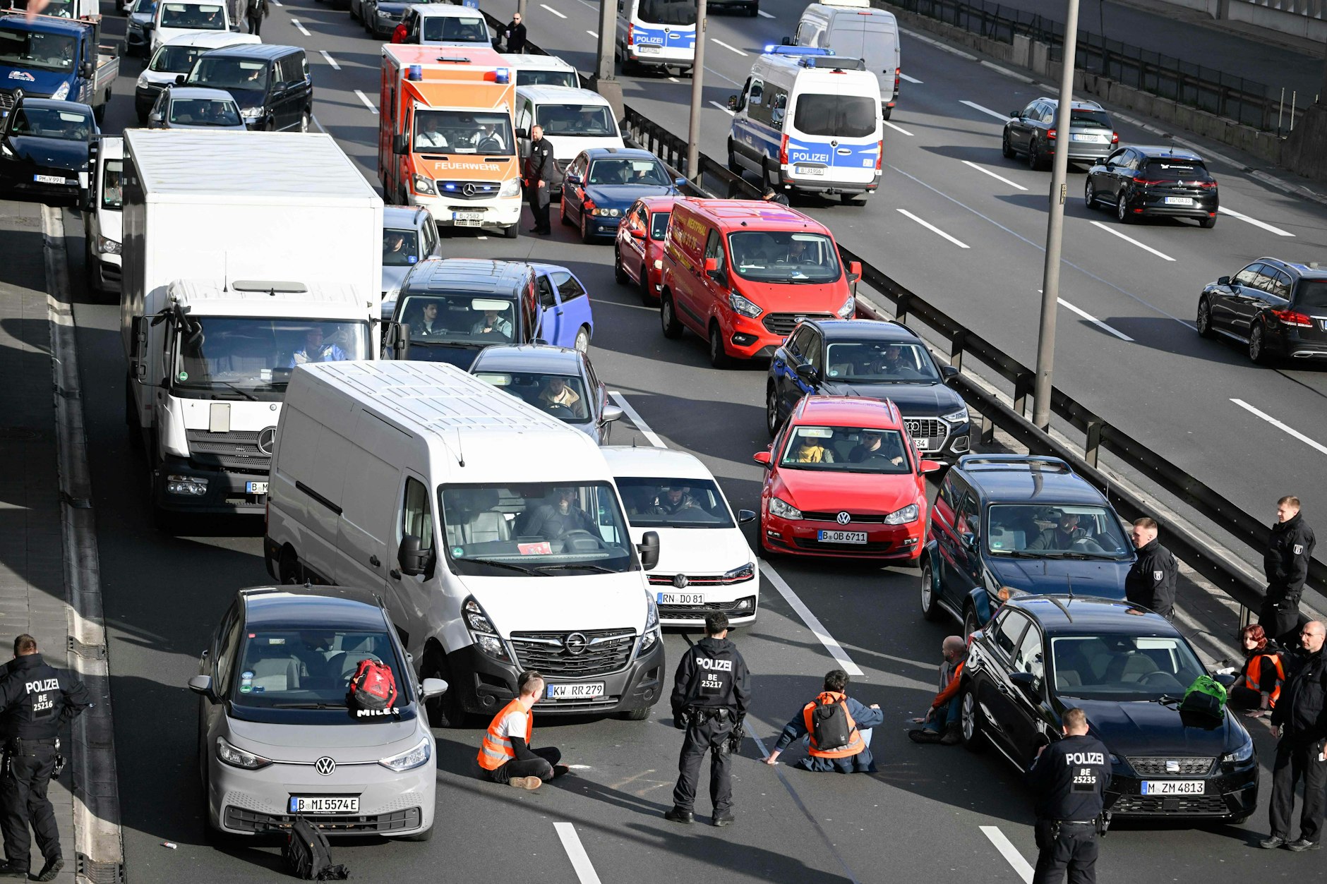 Diese Foto gilt als Beweis, dass Klima-Kleber auf der A100 ein Rettungsfahrzeug der Feuerwehr blockierten. Die Letzte Generation hat da eine ganz andere, merkwürdige Version.