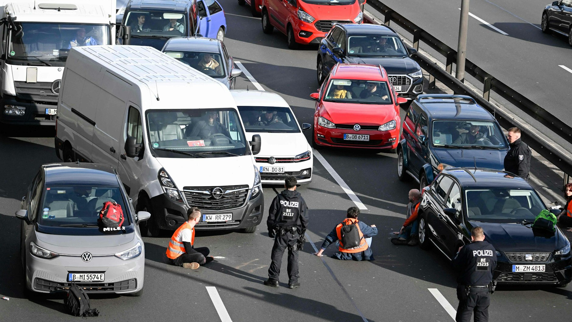 Mit Leihautos stoppten Klima-Aktivisten den Verkehr auf der A100, stellten die Fahrzeuge ab und blockierten die Fahrbahnen.