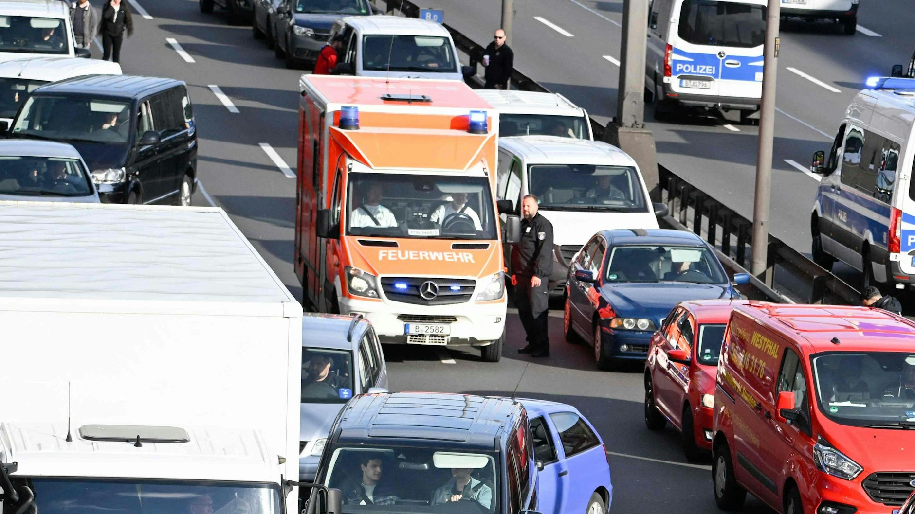 Ein Rettungswagen der Berliner Feuerwehr ist im Einsatz, kommt nicht weiter, weil er auf der A100 von Klima-Aktivisten ausgebremst wurde, die mit Leihwagen den Verkehr zum Stillstand brachten.
