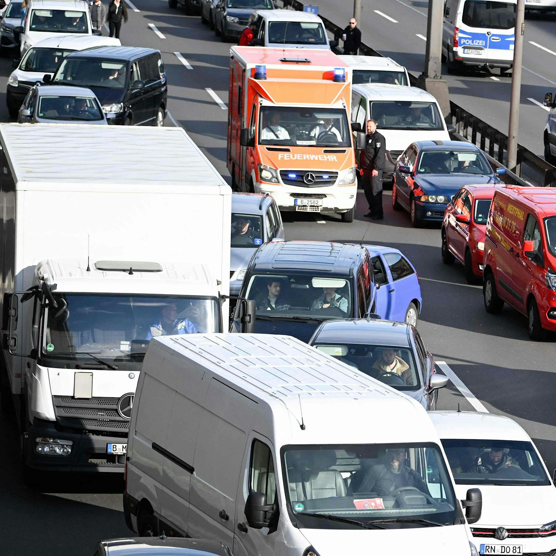 Mit Leihautos Feuerwehr ausgebremst: Hier legt heute die Letzte Generation Berlin lahm