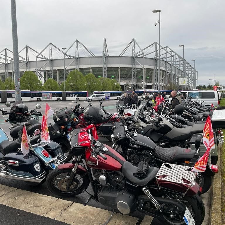 Der Union-Fanklub Eiserne Biker war mal wieder im Motorrad-Konvoi zur Unterstützung mit angereist.