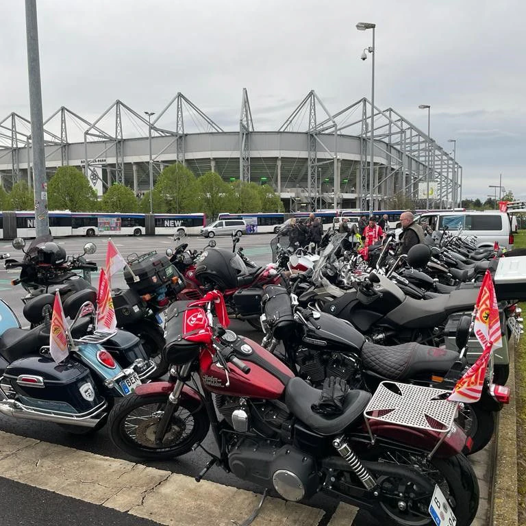 Der Union-Fanklub Eiserne Biker war mal wieder im Motorrad-Konvoi zur Unterstützung mit angereist.