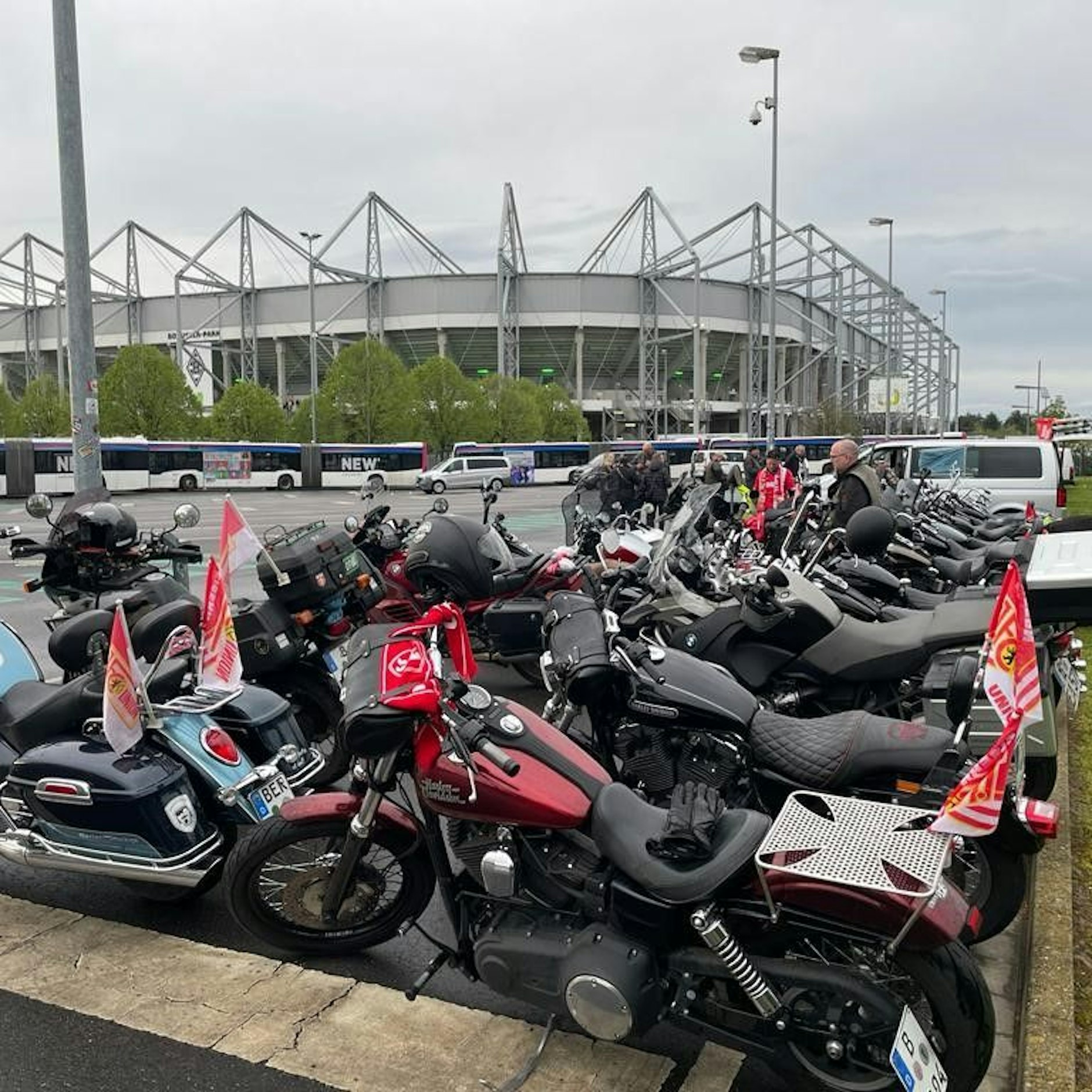 Der Union-Fanklub Eiserne Biker war mal wieder im Motorrad-Konvoi zur Unterstützung mit angereist.