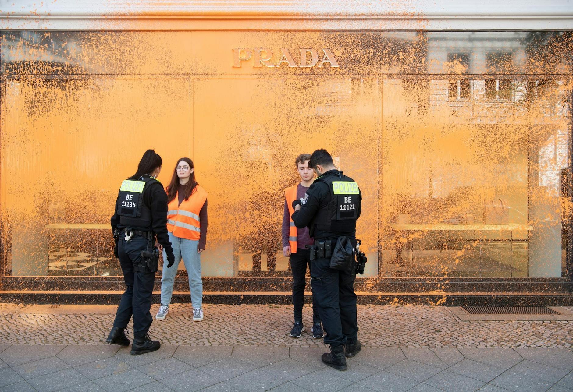 Aktivisten beschmieren Luxusgeschäfte am Berliner Kurfürstendamm.