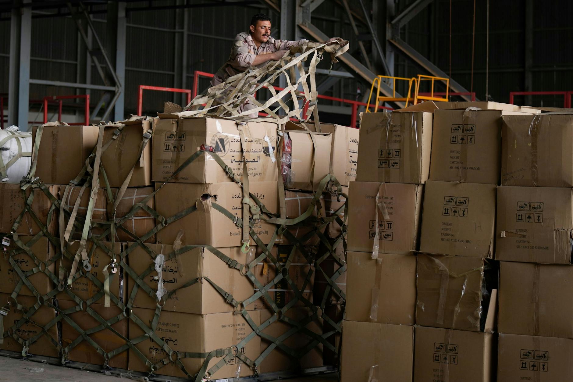 Baghdad, Irak – Humanitäre Hilfsgüter des Roten Halbmonds auf einem Militärflughafen vor dem Transport nach Syrien.