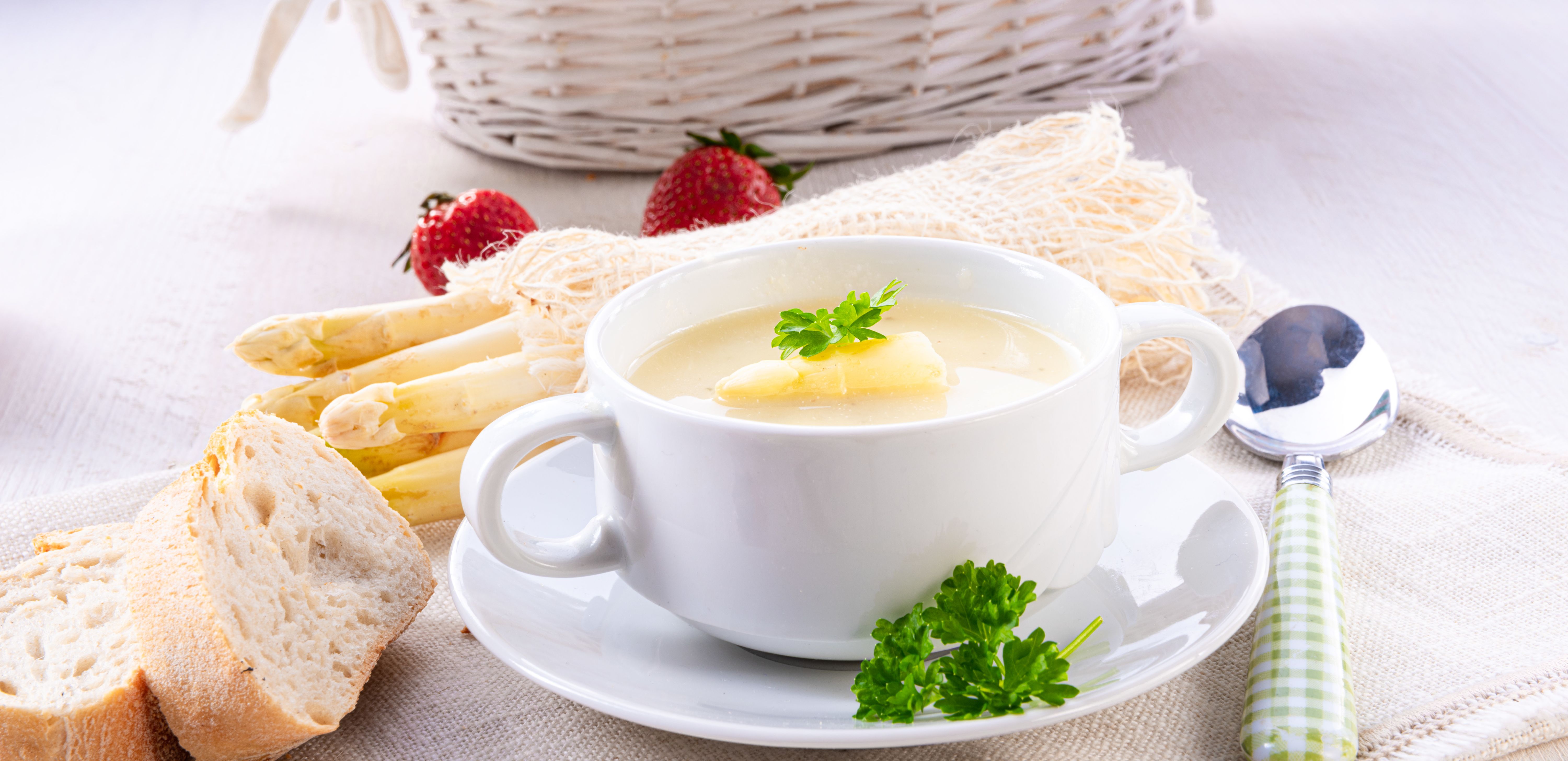 Spargelsuppe aus Schalen: Geniale Küchen-Trick als Resteverwertung