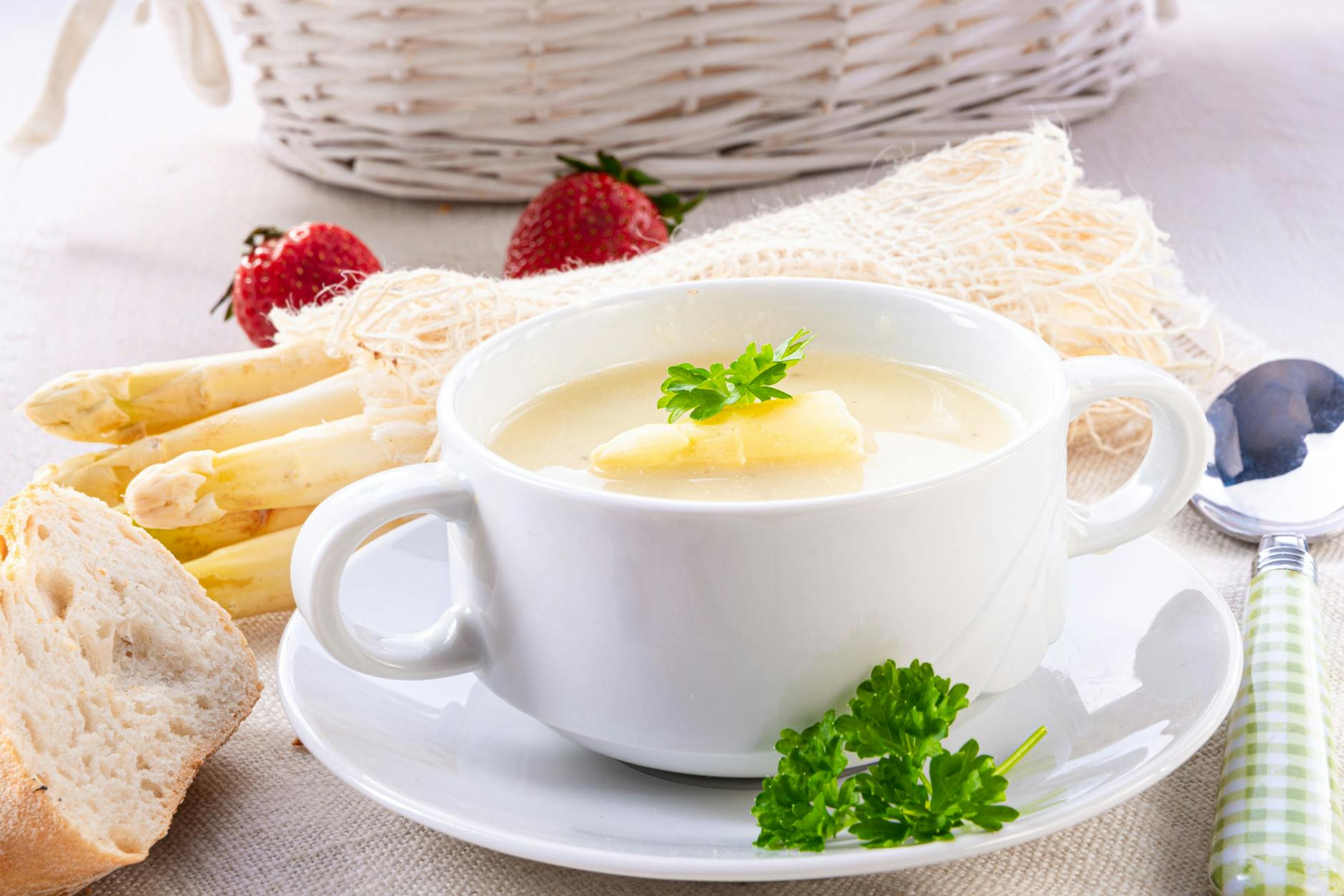 Was für ein simples Rezept! Spargelsuppe ist eine leckere Vorspeise - aber mit etwas Brot auch ein leckeres Gericht zum Abendessen.