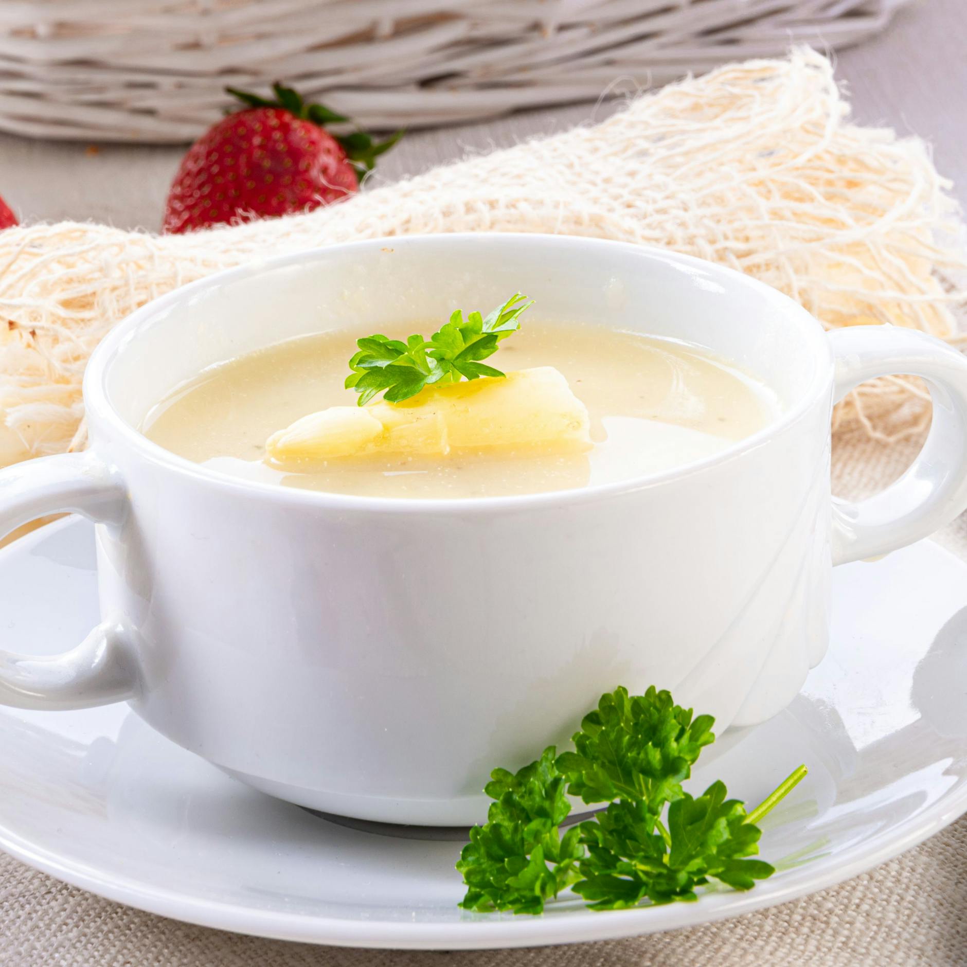 Geniales Rezept für Spargel: Cremige Spargelsuppe schnell und einfach