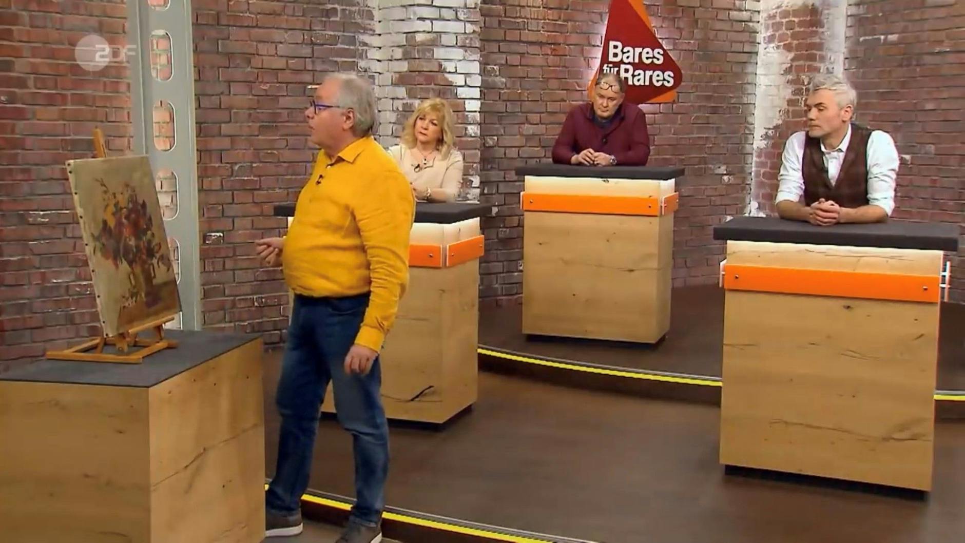 „Bares für Rares“-Händler Thorsden Schlößner bewundert das Bild im Händlerraum.