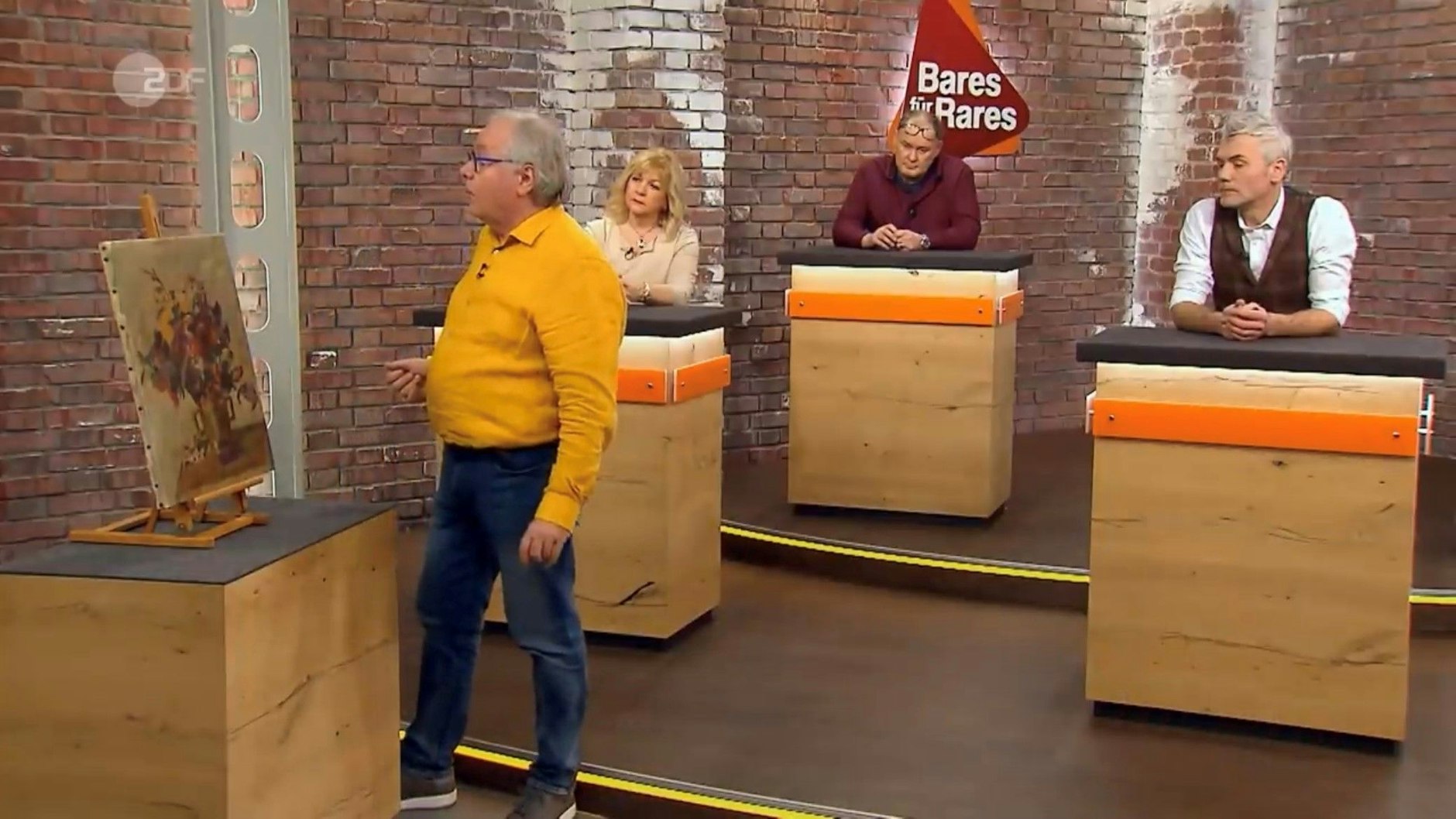 „Bares für Rares“-Händler Thorsden Schlößner bewundert das Bild im Händlerraum.