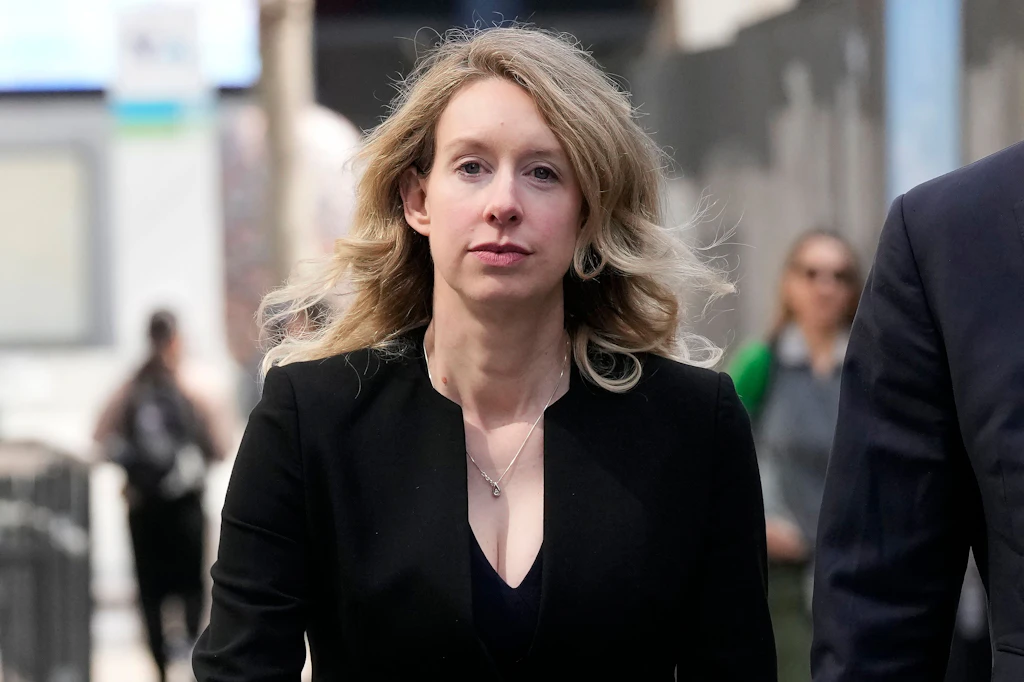 Milliarden erschwindelt – und doch entgeht Elizabeth Holmes vorerst dem Gefängnis