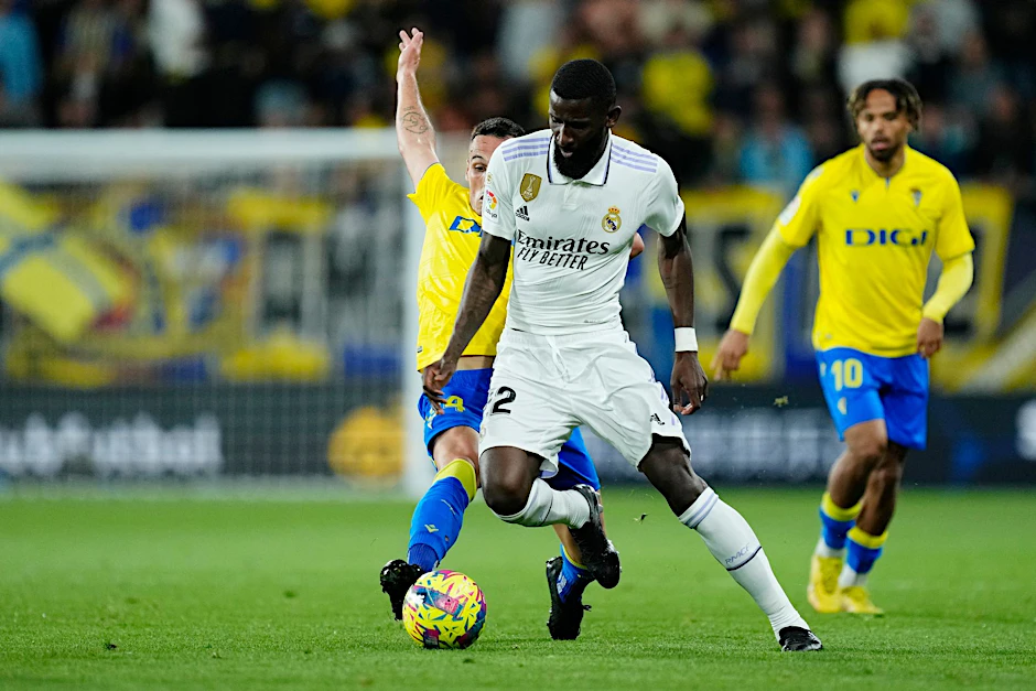Reals Antonio Rüdiger (M) und Fede San Emeterio von Cádiz kämpfen um den Ball.  