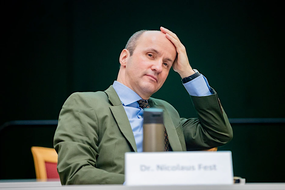 Nicolaus Fest, damaliger Vorsitzender der Berliner AfD, fasst sich an den Kopf.