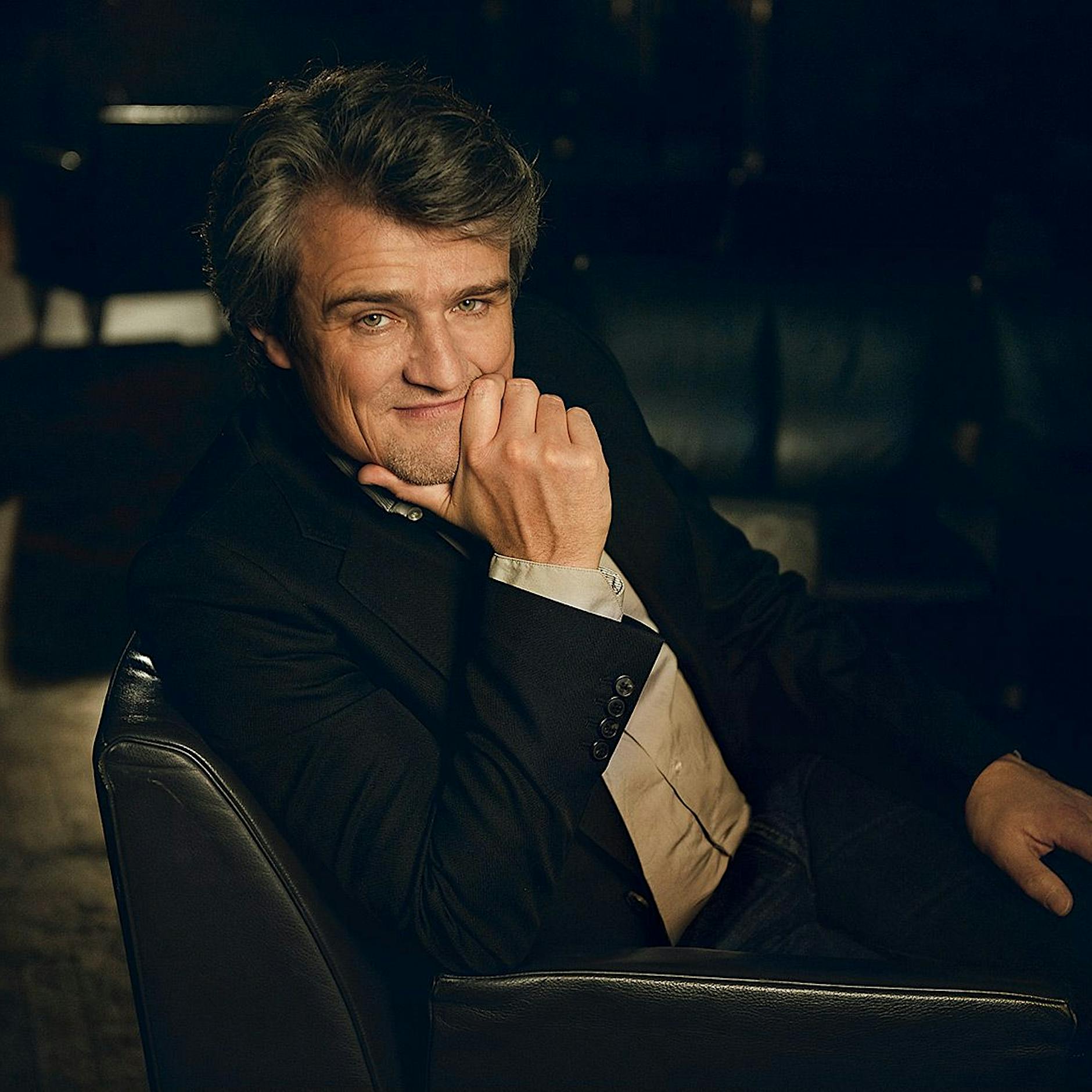 Ingo Metzmacher beschwört „Harmonielehre“ mit elementarer Gewalt