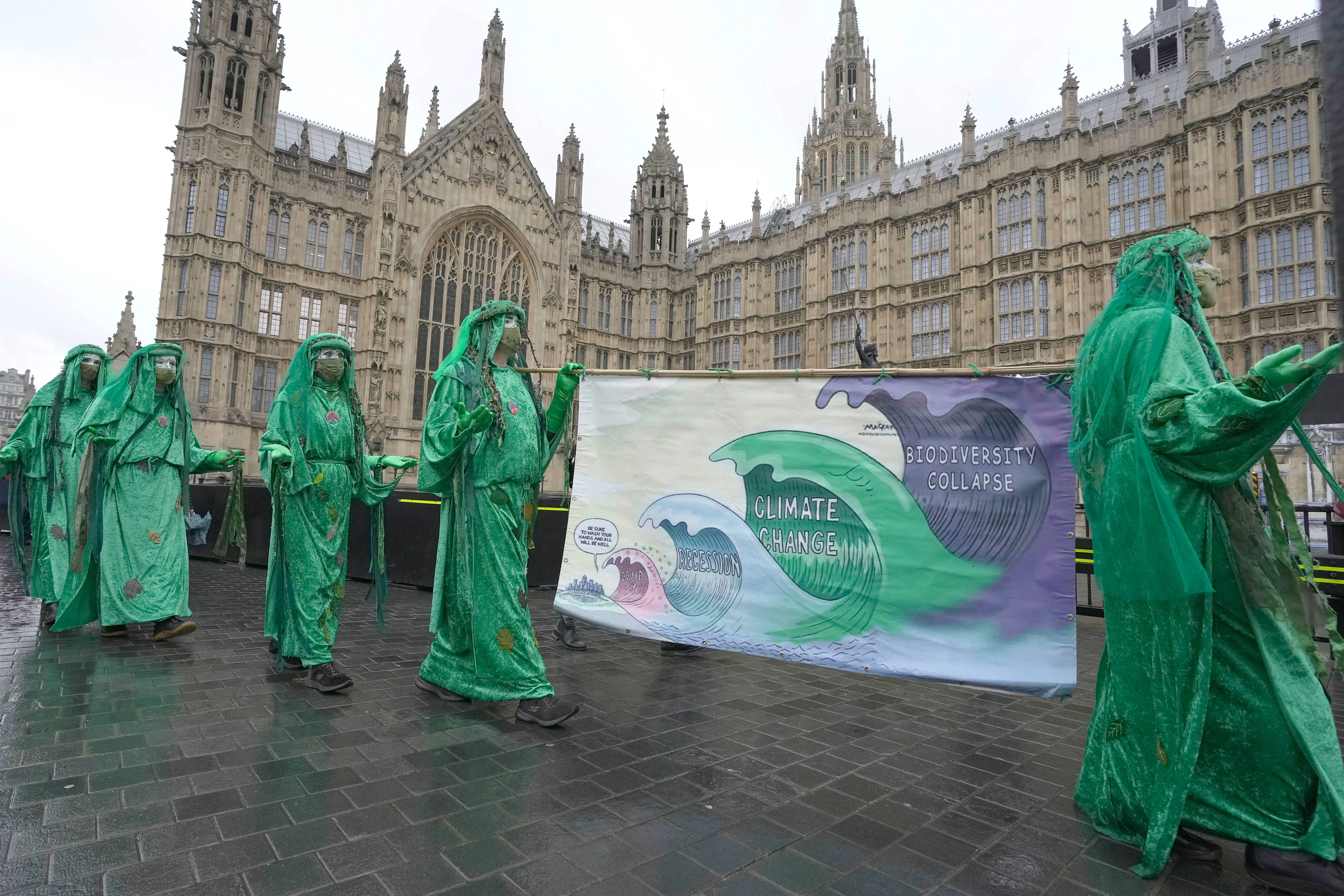 London am Wochenende: Klimaaktivisten von Extinction Rebellion demonstrieren in Wassernixen-Kostümen vor den Houses of Parliament. Hier wird Wert auf die Optik gelegt.