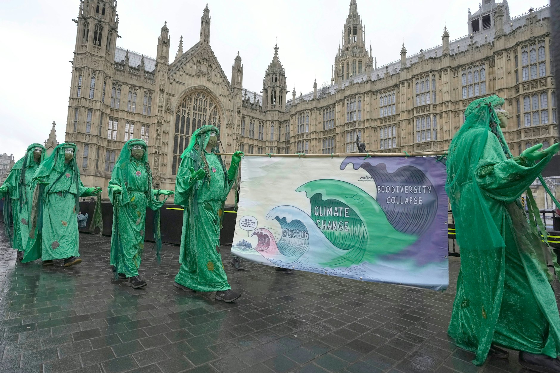 Лондон у вихідні: кліматичні активісти Extinction Rebellion у костюмах русалок проводять демонстрацію перед будинком парламенту. Тут акцент робиться на оптику.