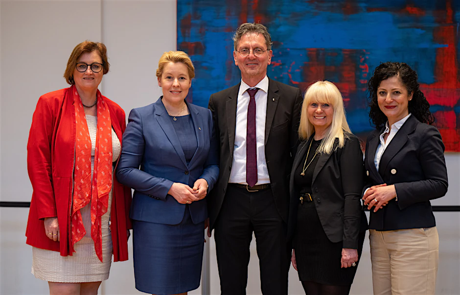 Ina Czyborra (l-r), Franziska Giffey, Christian Gaebler, Iris Spranger und Cansel Kiziltepe posieren für ein Gruppenbild.