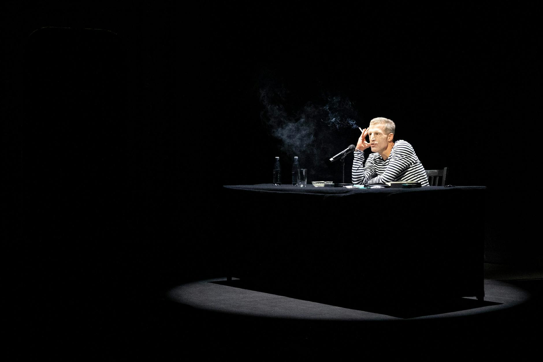 Schon wieder über zwei Wochen her: Der Autor Benjamin von Stuckrad-Barre bei der Buchpremiere im Berliner Ensemble. 