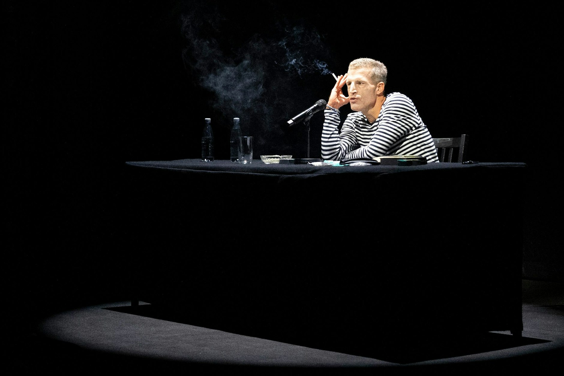 Der Autor Benjamin von Stuckrad-Barre sitzt während einer Lesung aus seinem neuen Buch "Noch wach?" auf der Bühne im Berliner Ensemble.&nbsp;