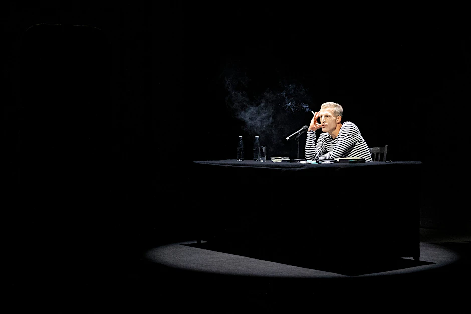 Der Autor Benjamin von Stuckrad-Barre sitzt während einer Lesung aus seinem neuen Buch "Noch wach?" auf der Bühne im Berliner Ensemble.&nbsp;